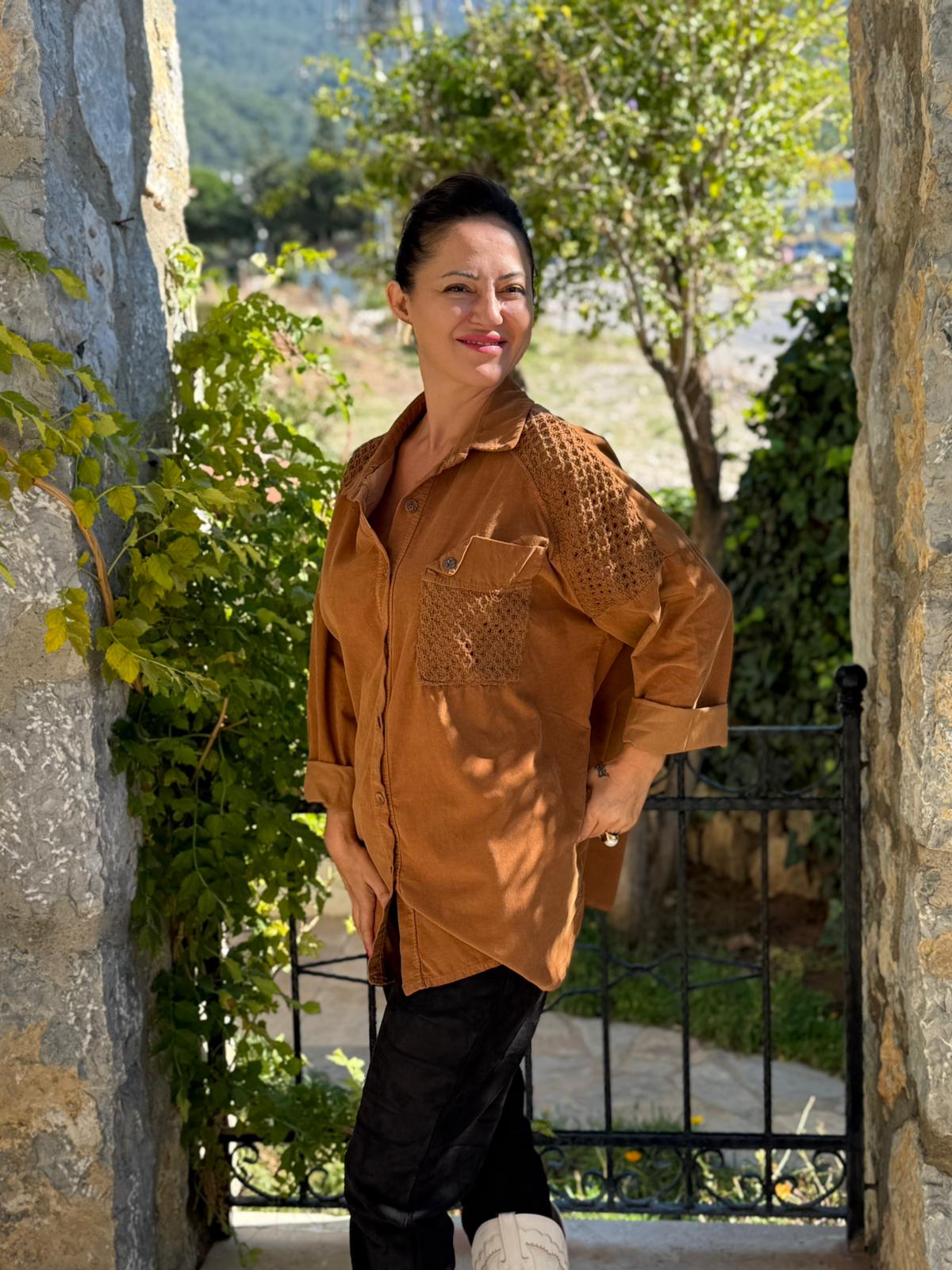 YG11439 Omuz ve Cep Detaylı İtalyan Kadife Gömlek Camel