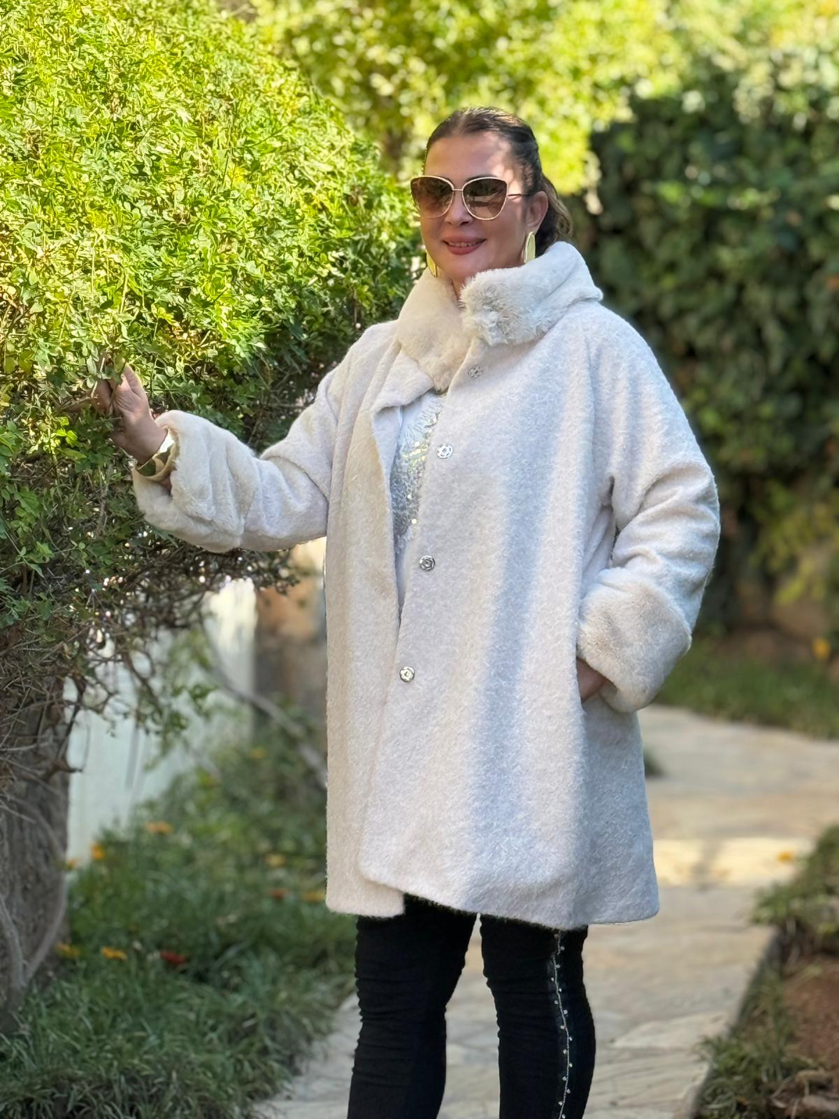 NC8028 Kürklü Düğmeli İtalyan Keçe Kaban Bej