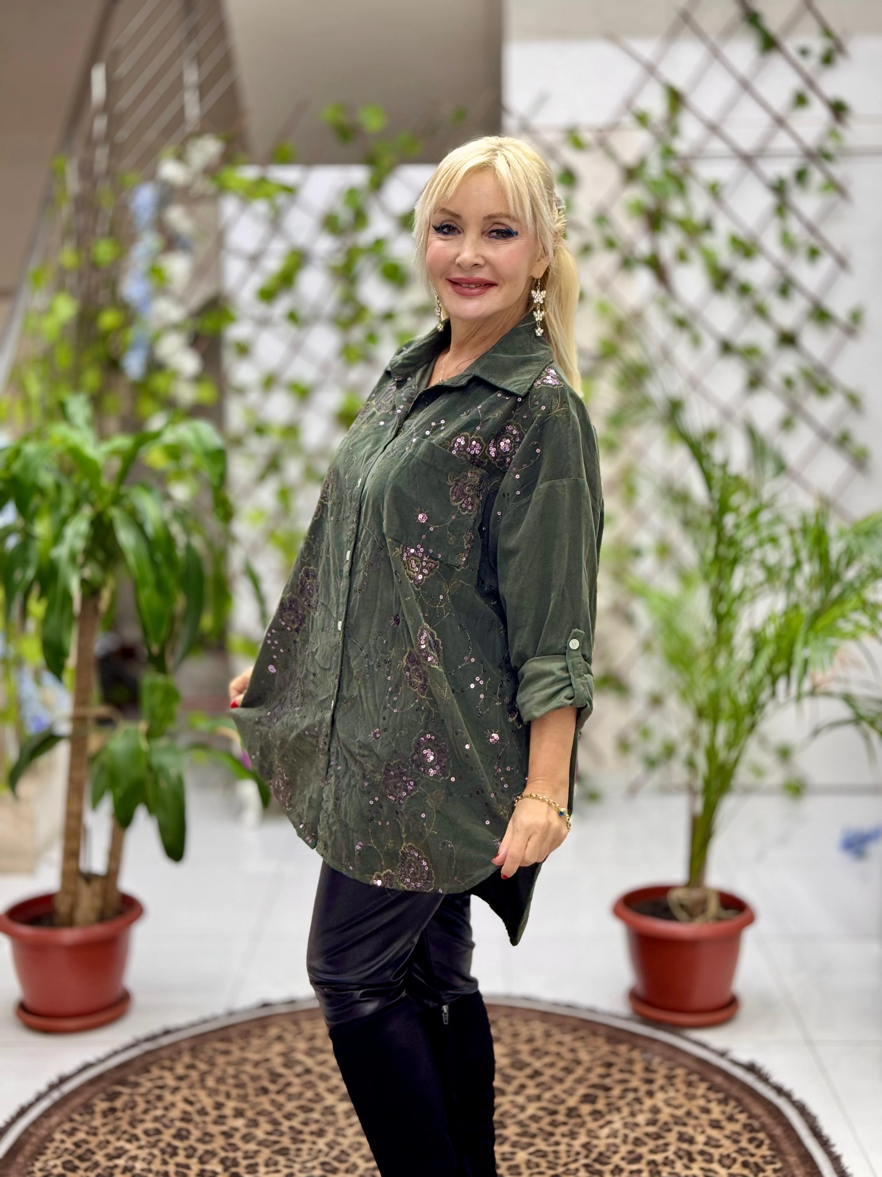 NC25199 Nakış Detaylı Pullu İtalyan Kadife Gömlek Haki