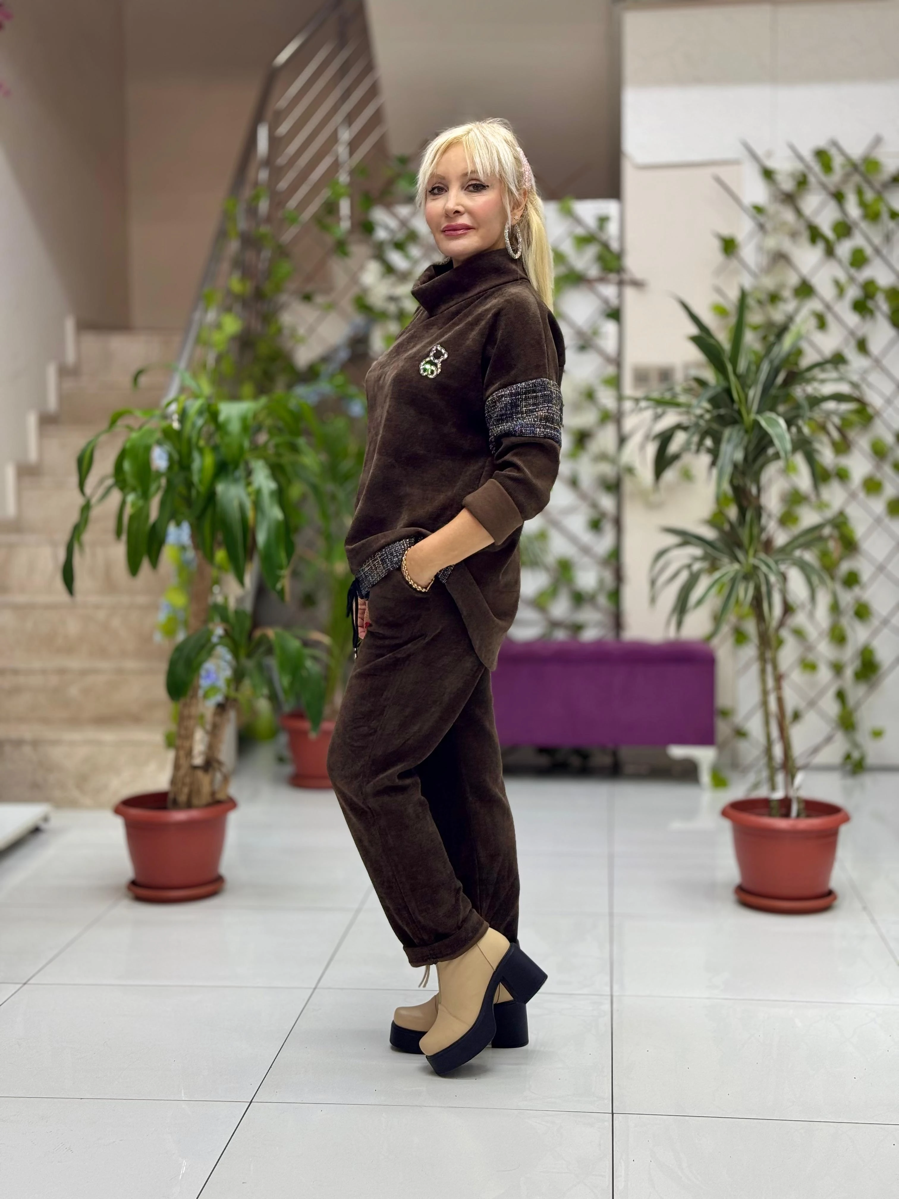 NC15517 Degaje Yaka Ayıcık Taşlı İtalyan Kadife Takım Kahverengi