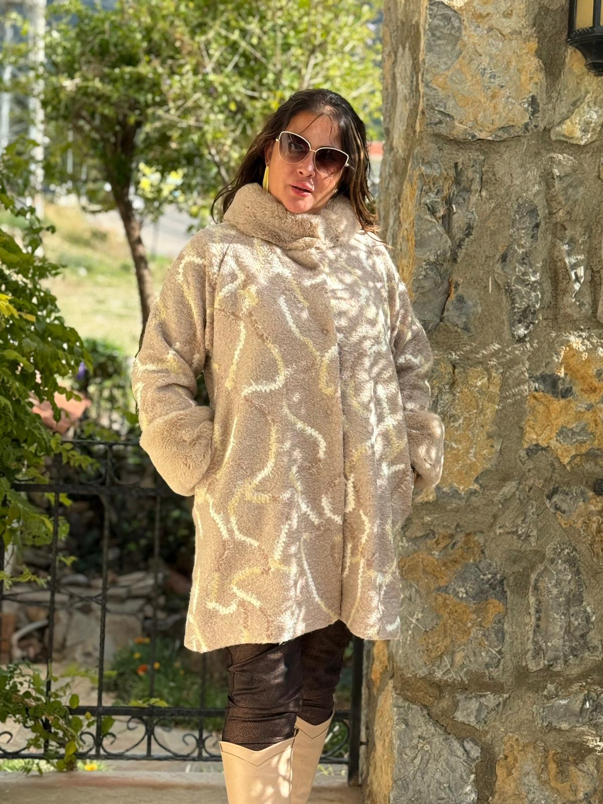 NC8100 Desenli Kürklü Düğmeli İtalyan Keçe Kaban Vizon