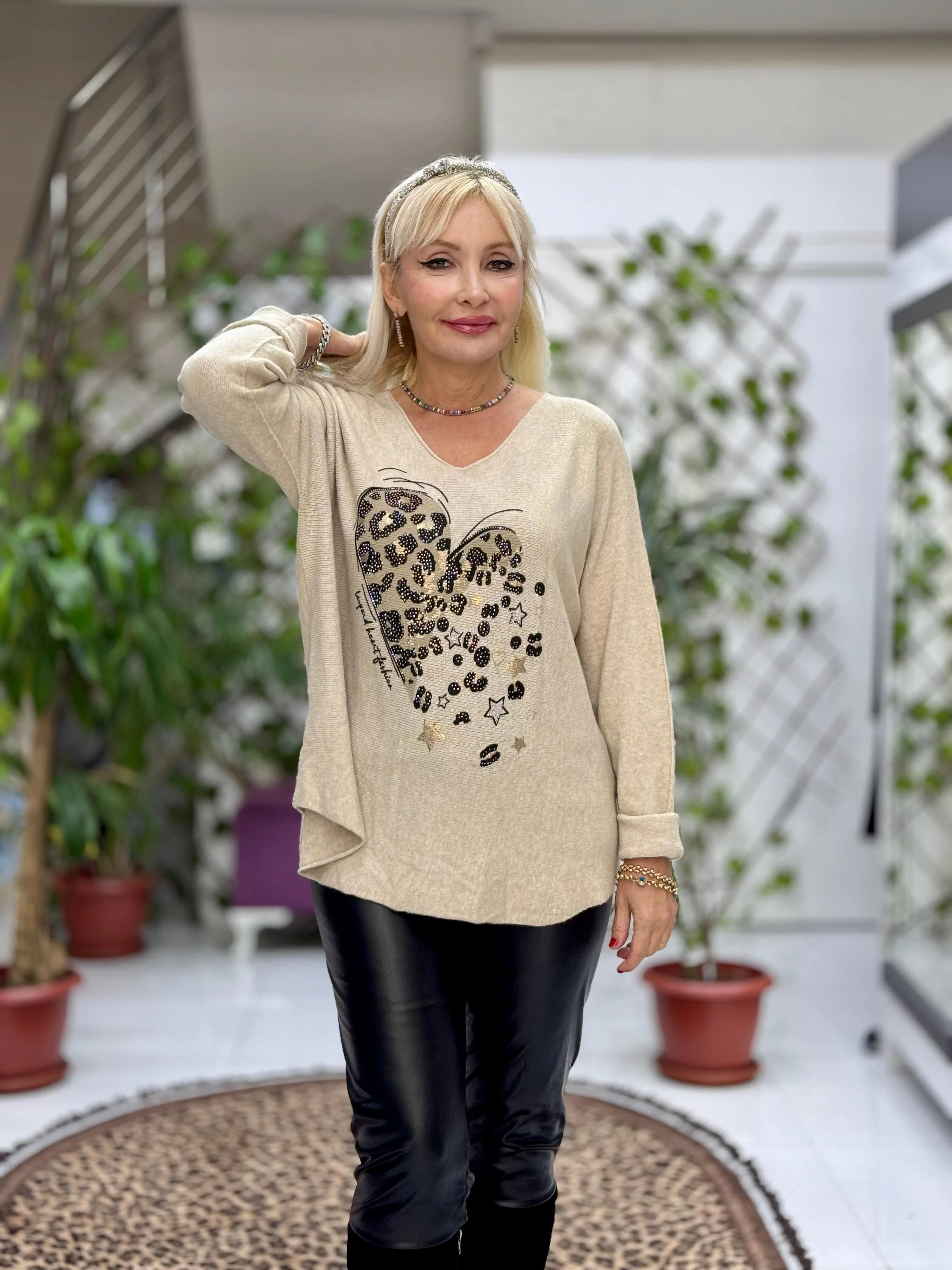 YG8023 Kalp Desenli Taşlı İtalyan Triko Bluz Bej