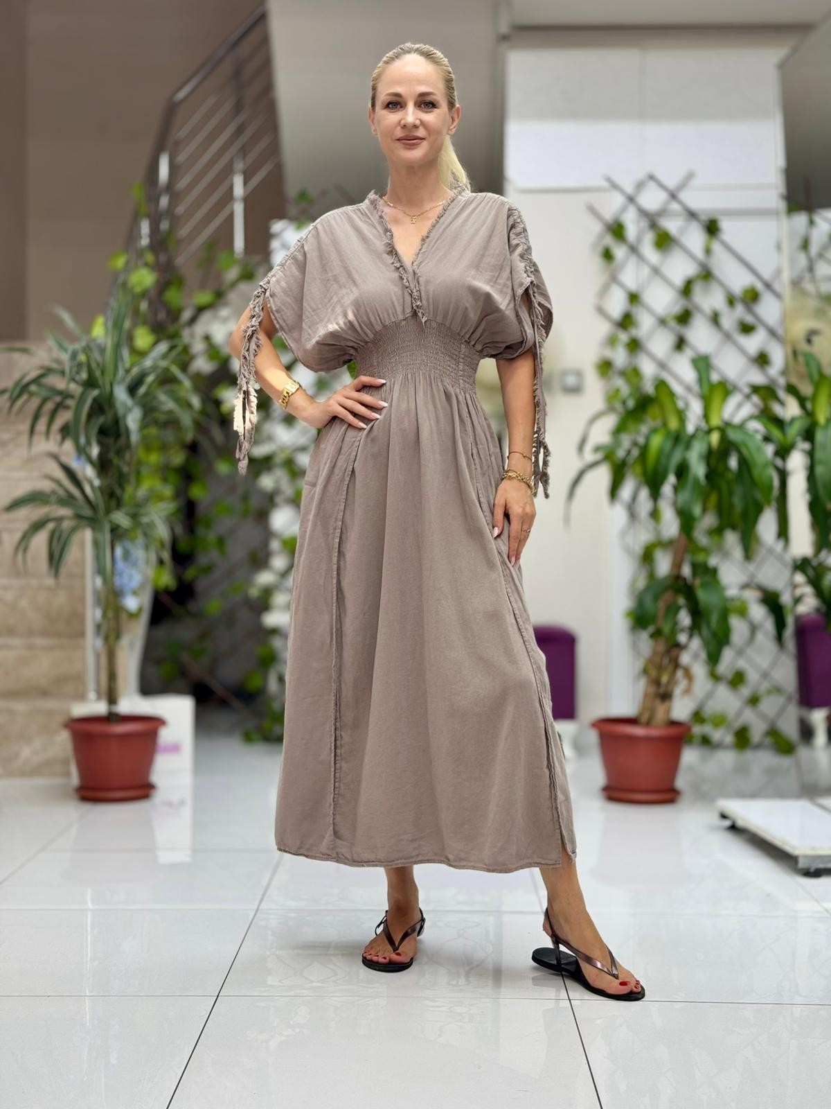 PT242500 Beli Lastikli Yaka Omuz Püsküllü Derin Yırtmaçlı Coton Elbise Vizon
