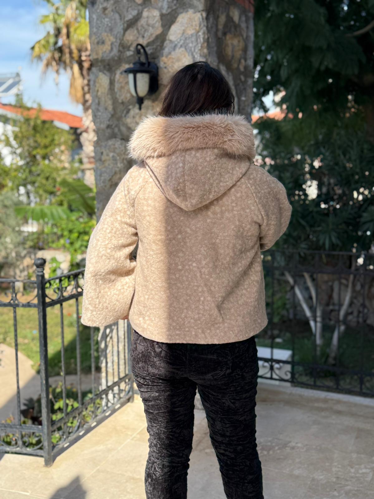 YG9190 Kürklü Düğmeli İtalyan Keçe Panço Ceket Krem