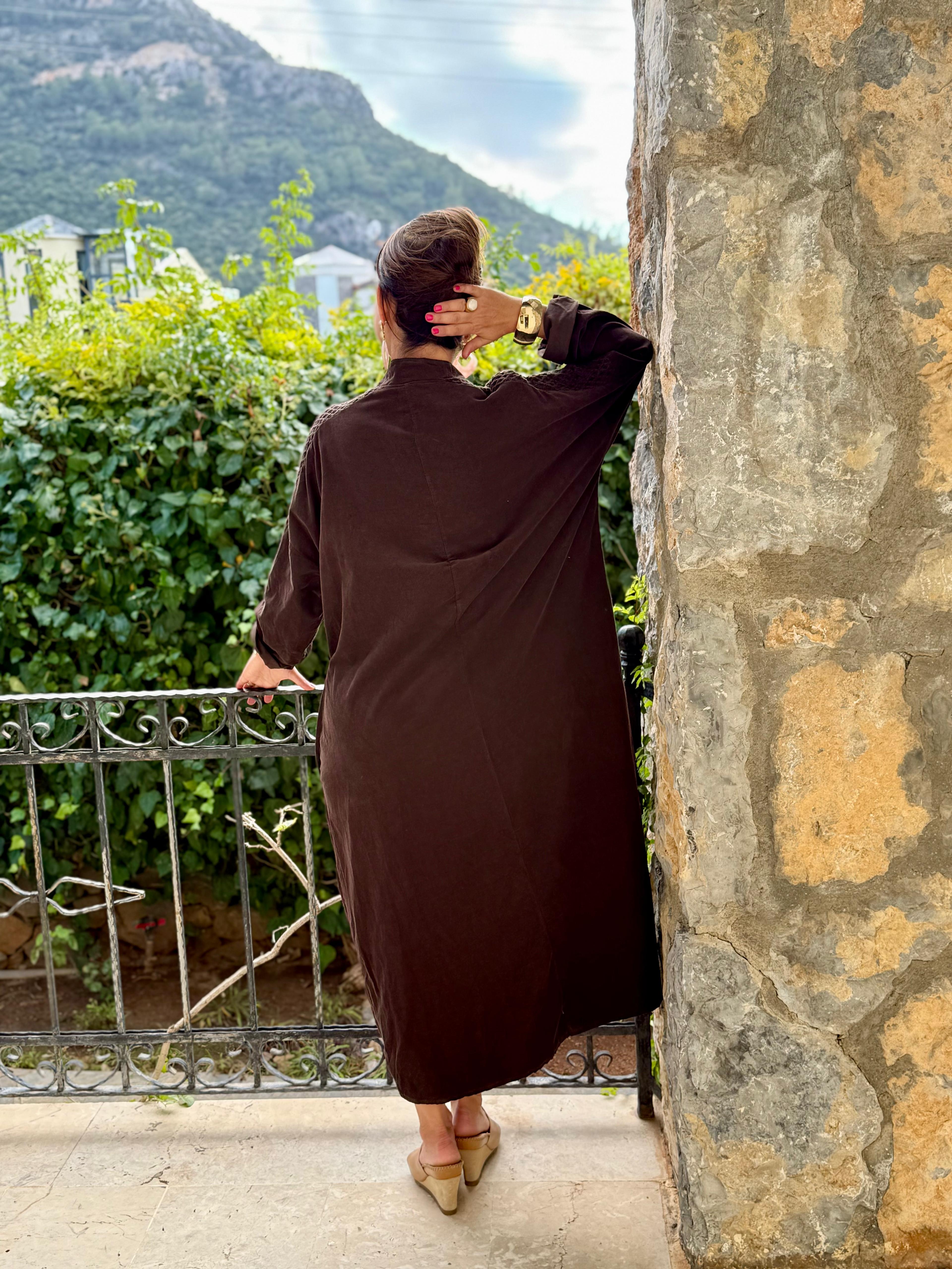 YG11383 Omuz Güpürlü Çiçekli İtalyan Kadife Elbise Kahverengi