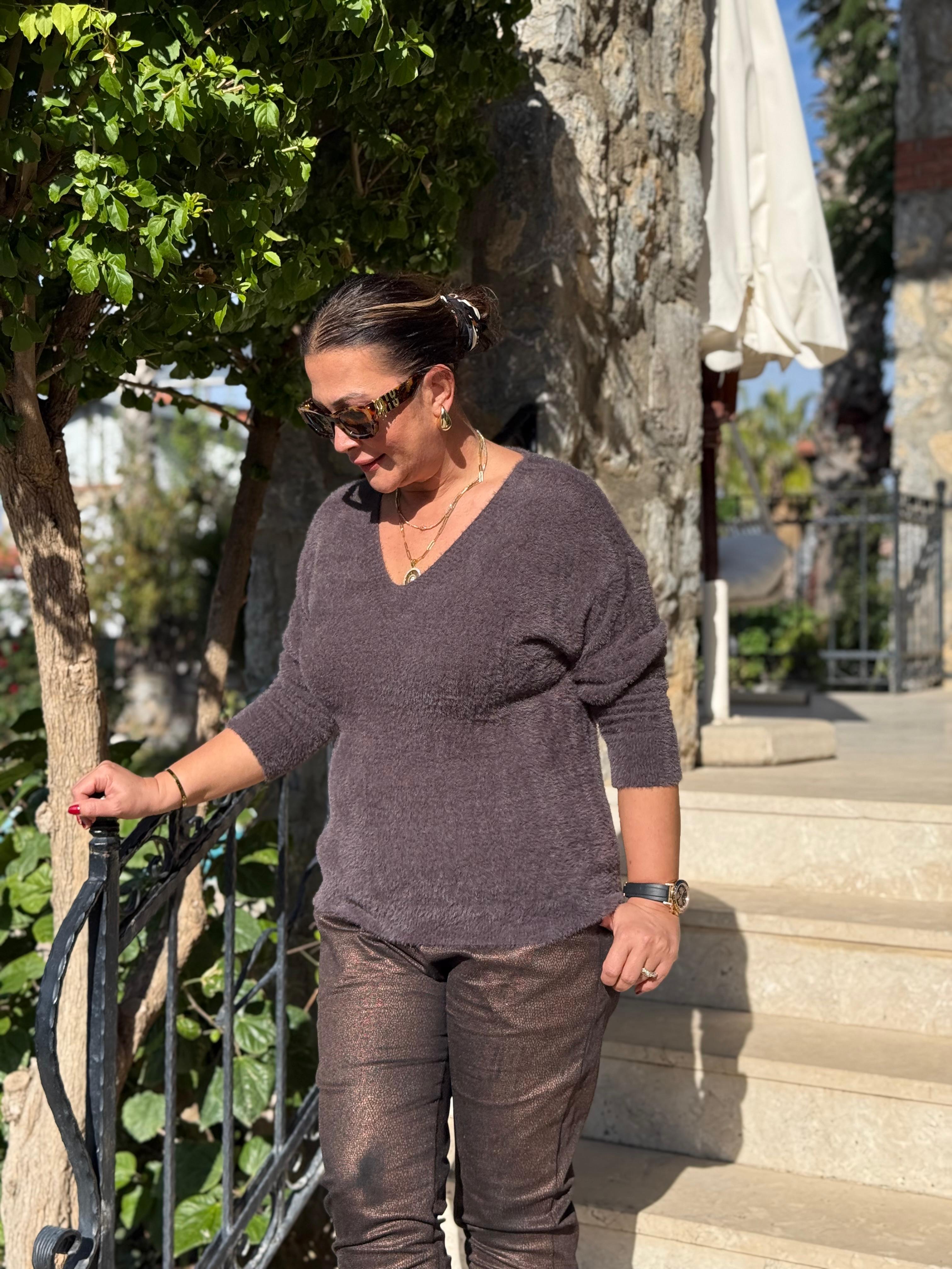 YG24029 İtalyan V Yaka Peluş Angora Kazak Kahverengi