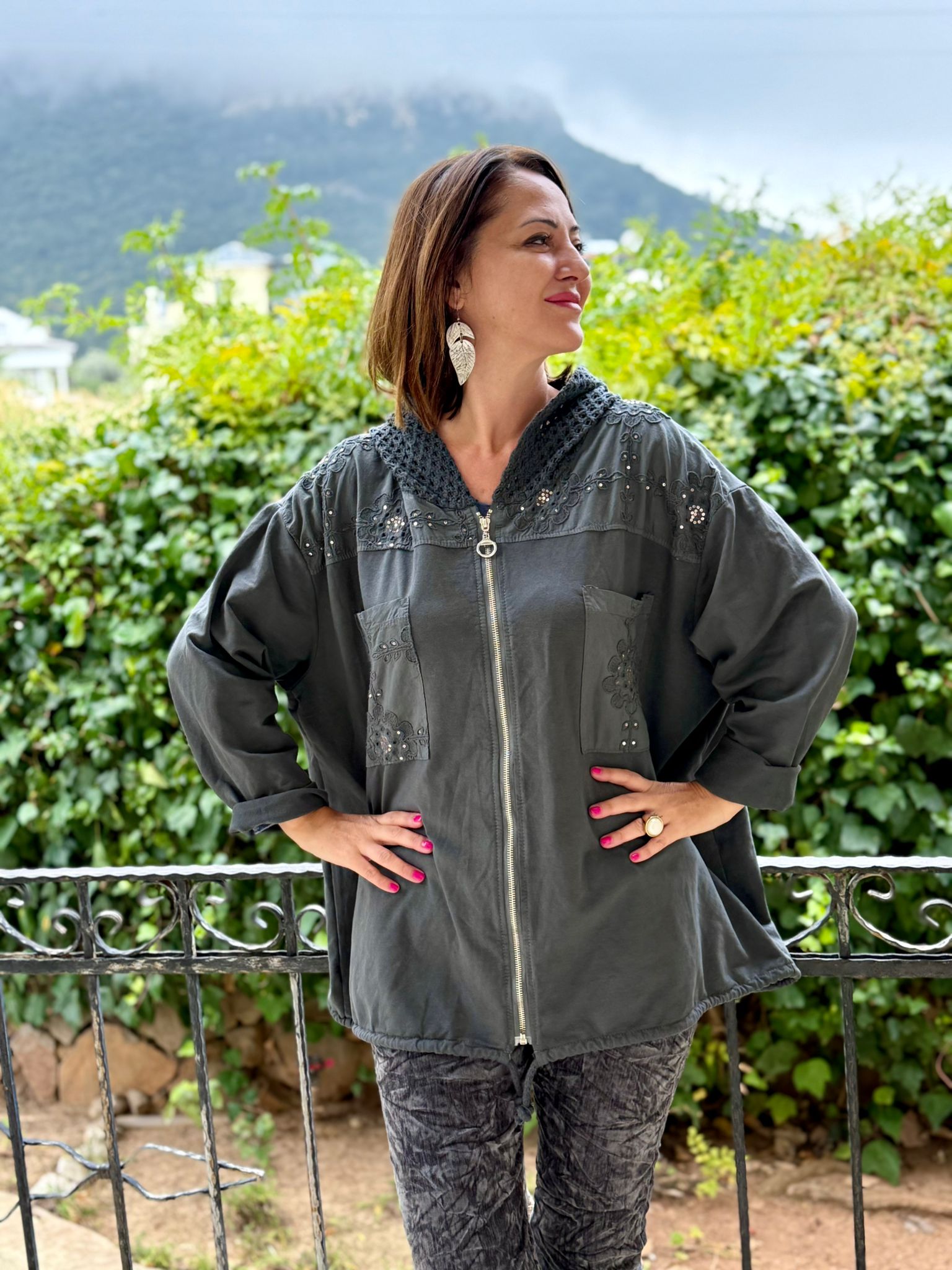 YG11344 Kapişonlu Güpürlü İtalyan Pulpayetli Ceket Füme