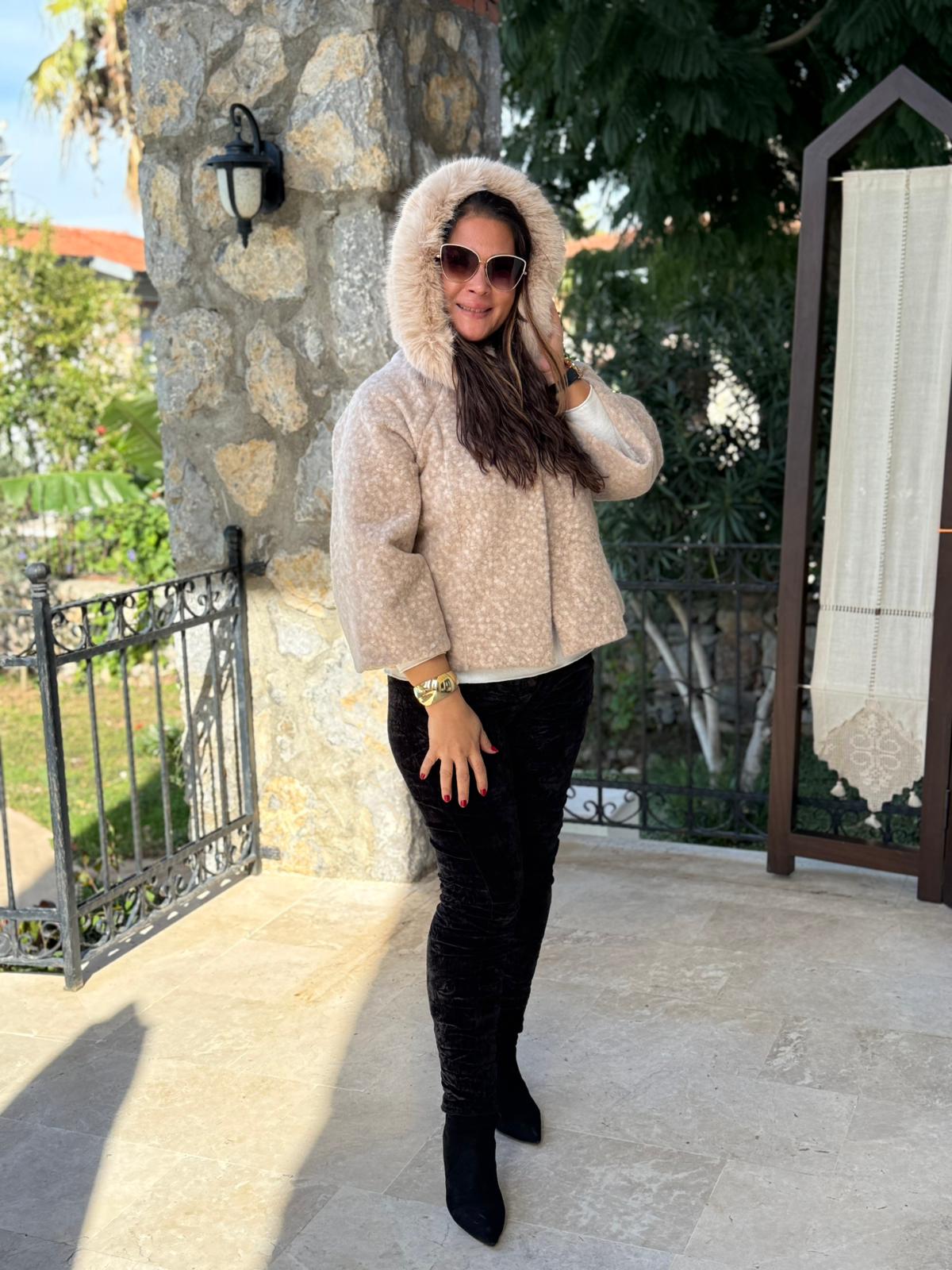 YG9190 Kürklü Düğmeli İtalyan Keçe Panço Ceket Krem