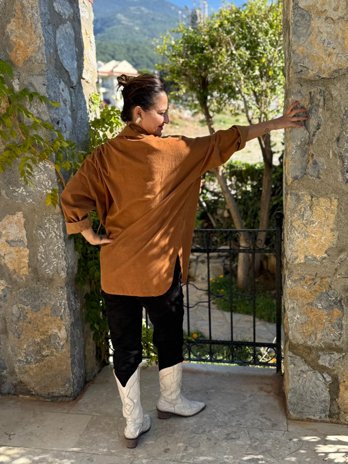 YG11439 Omuz ve Cep Detaylı İtalyan Kadife Gömlek Camel