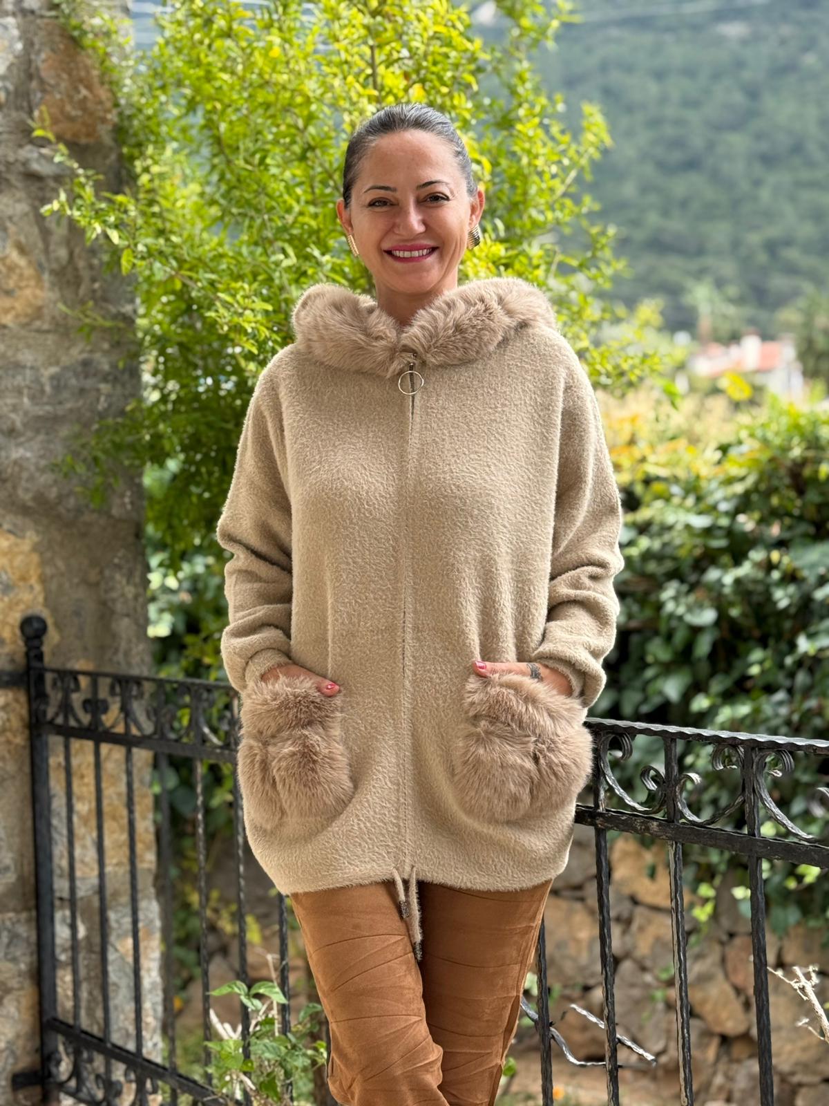 N33035 Abrigo Angora Con Capucha Y Bolsillos Crema