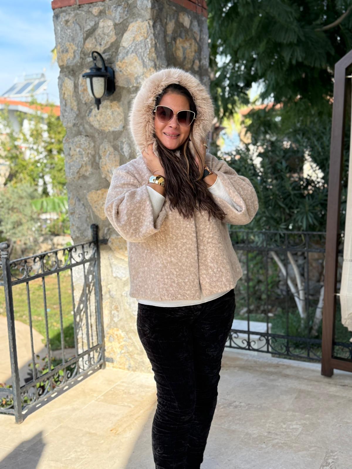 YG9190 Kürklü Düğmeli İtalyan Keçe Panço Ceket Krem