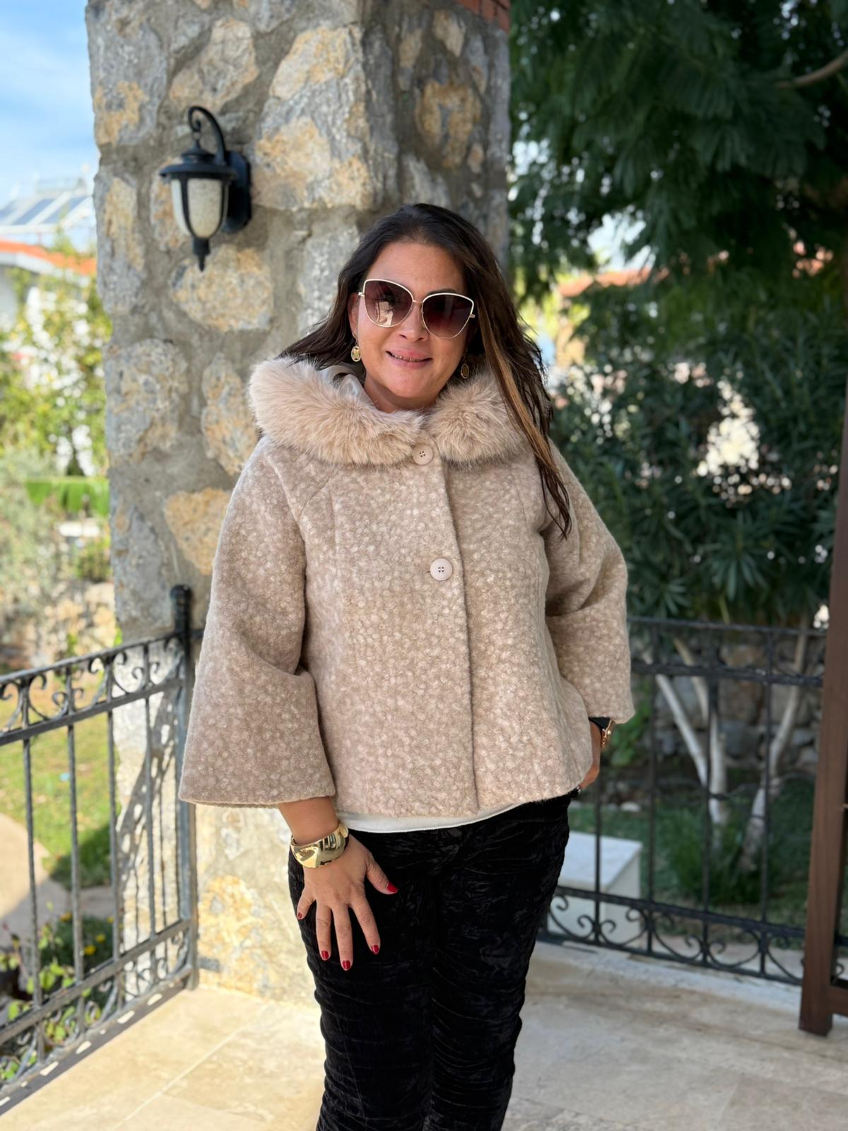 YG9190 Kürklü Düğmeli İtalyan Keçe Panço Ceket Krem