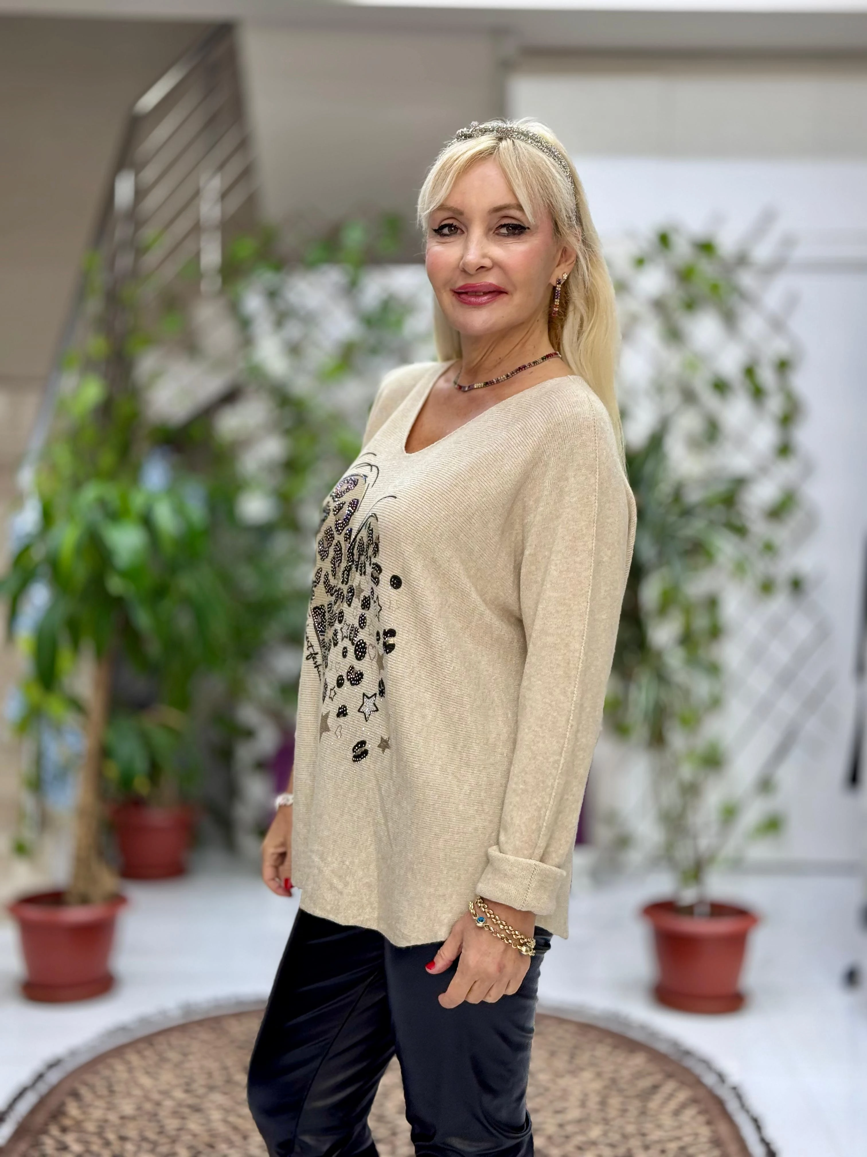 YG8023 Kalp Desenli Taşlı İtalyan Triko Bluz Bej