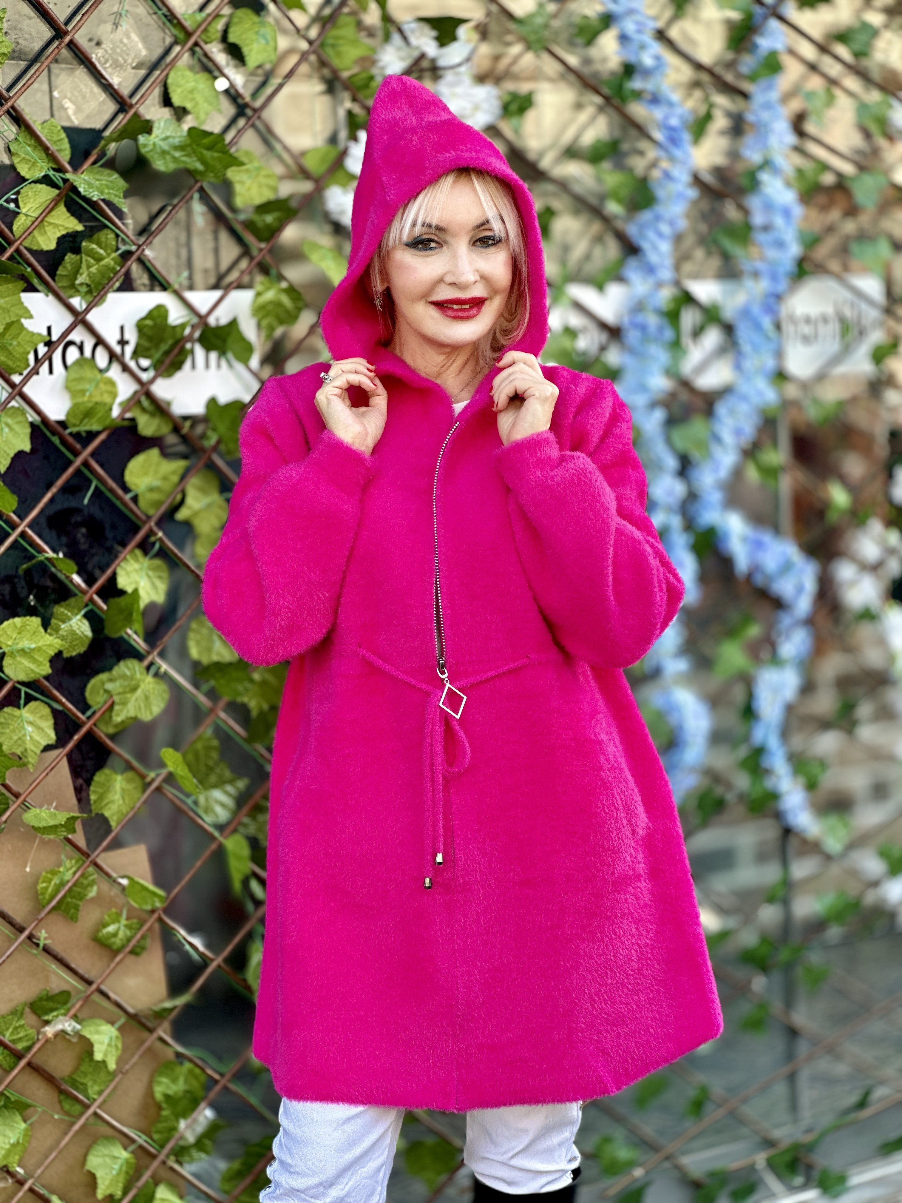 N33042 Abrigo de angora con cordón debajo del busto y capucha Rosa