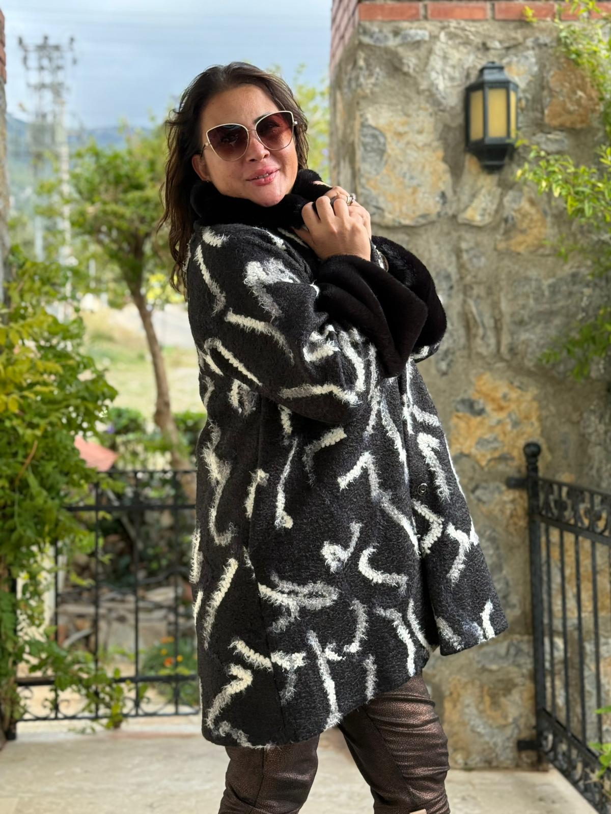 NC8100 Desenli Kürklü Düğmeli İtalyan Keçe Kaban Siyah