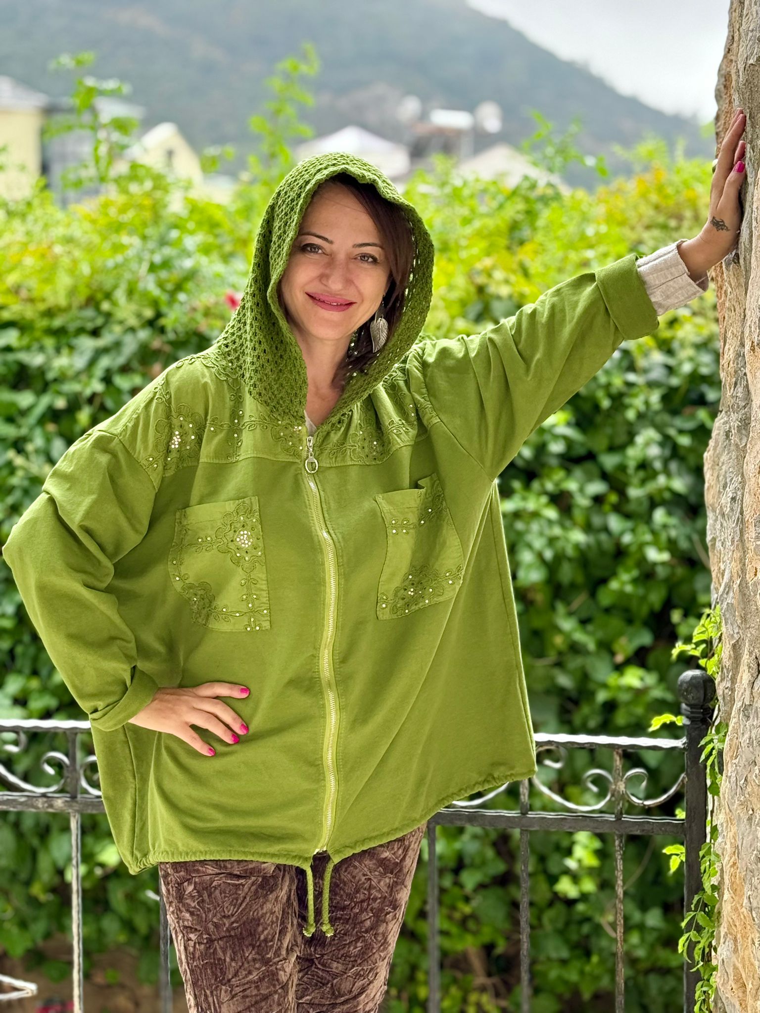 YG11344 Kapişonlu Güpürlü İtalyan Pulpayetli Ceket Yeşil