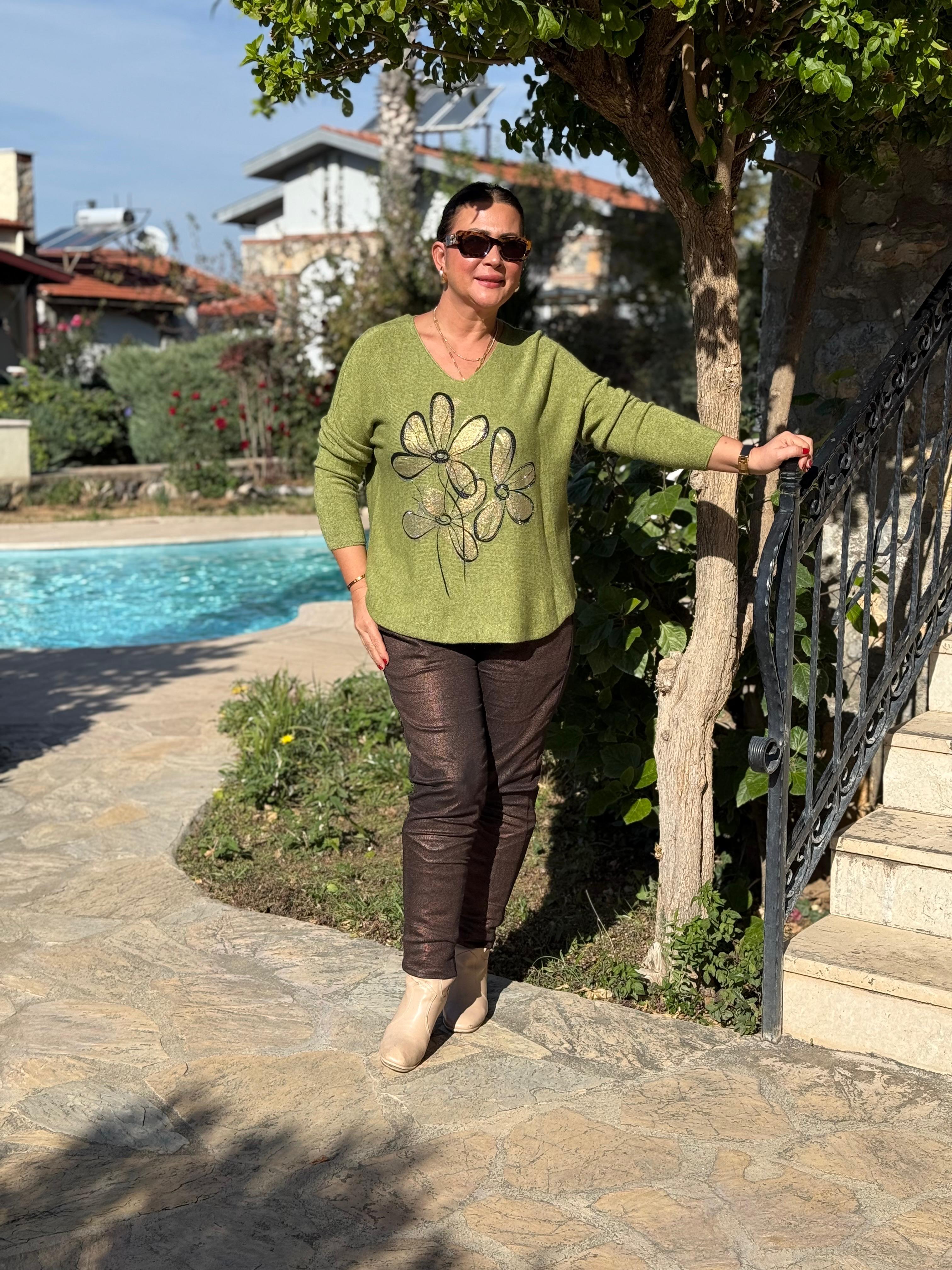 YG8022 Çiçek Desenli Taşlı İtalyan Triko Bluz Fıstık