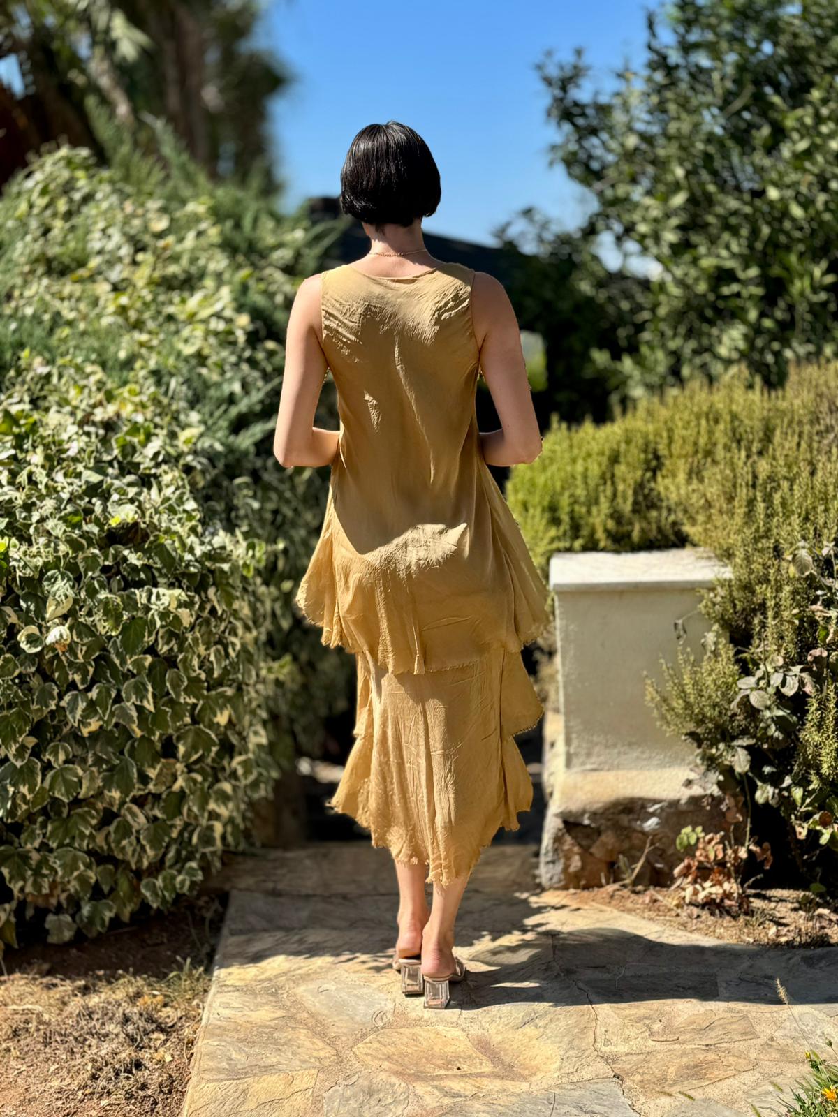 NC61460 İtalyan Askılı Yaka Pullu Fırfırlı İpek Elbise Camel