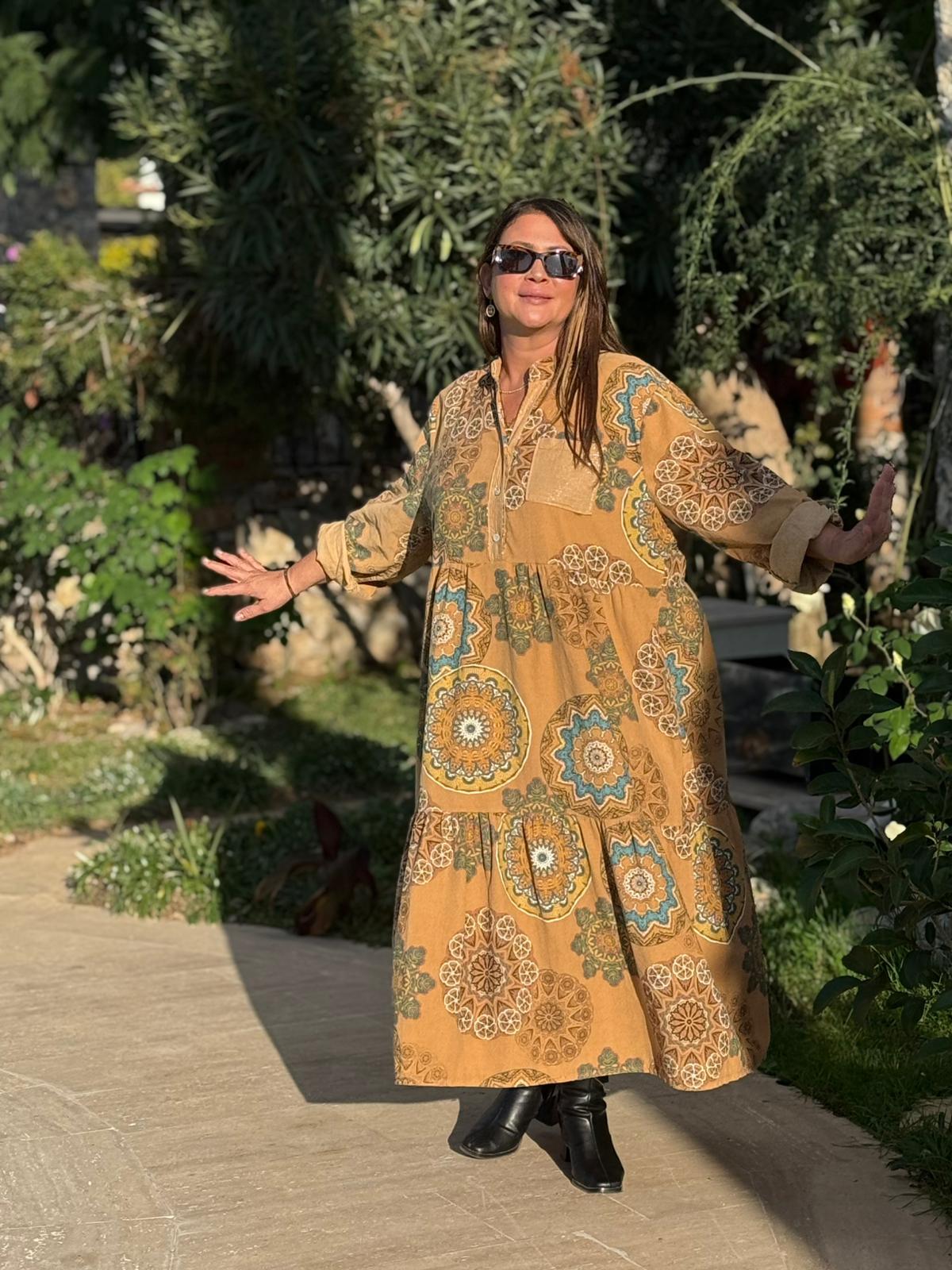 YG12573 Mandala Desen İtalyan Kadife Elbise Camel