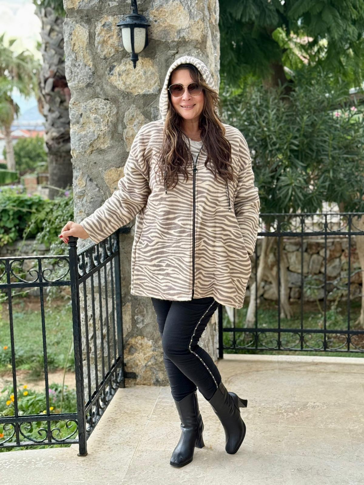 YG10926 Kapişonlu Fermuarlı Zebra Desen İtalyan Keçe Kaban