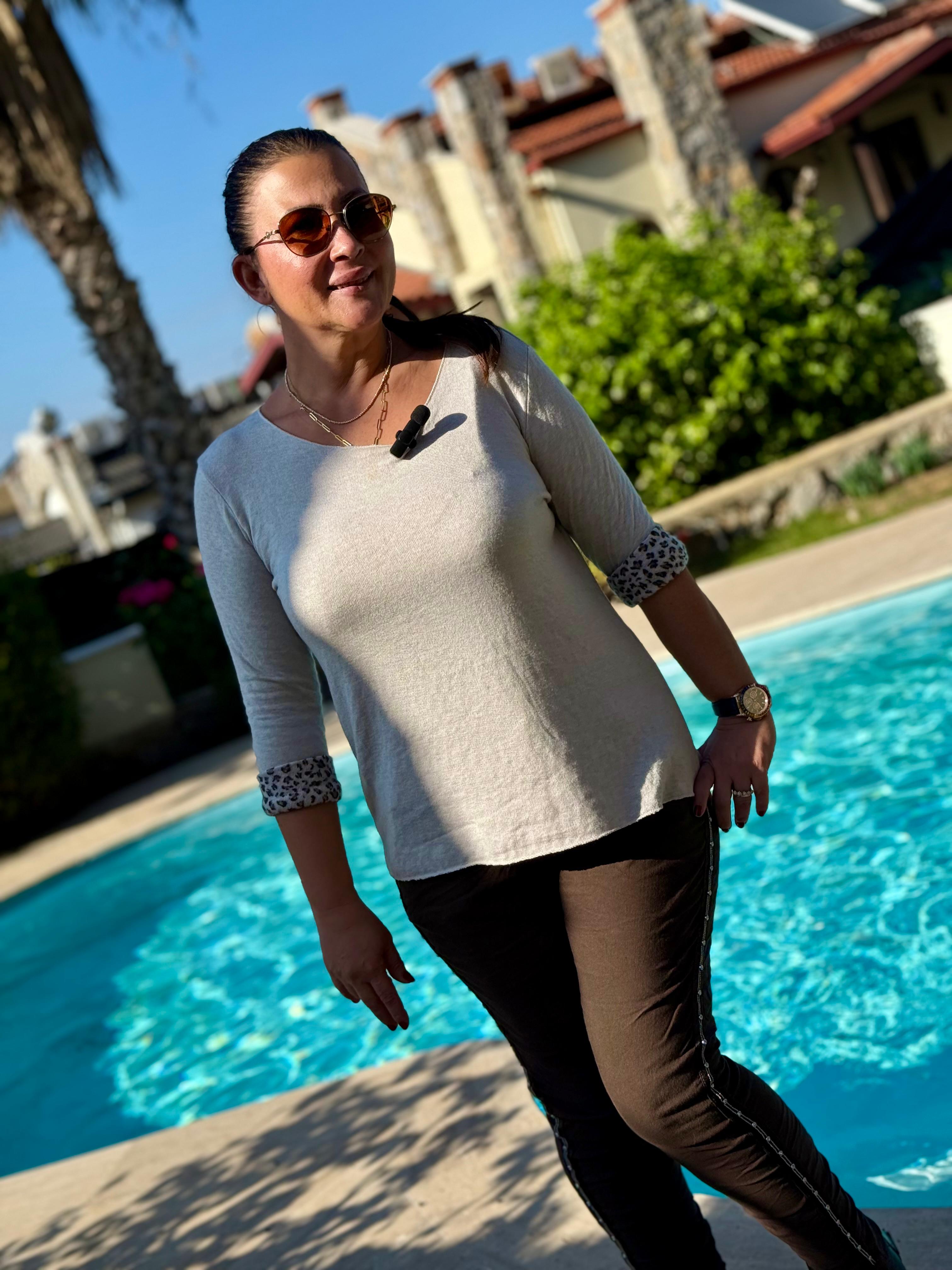 NC218181 İçi Leoparlı Yuvarlak Yaka Triko Büyük Kalıp Bluz Bej