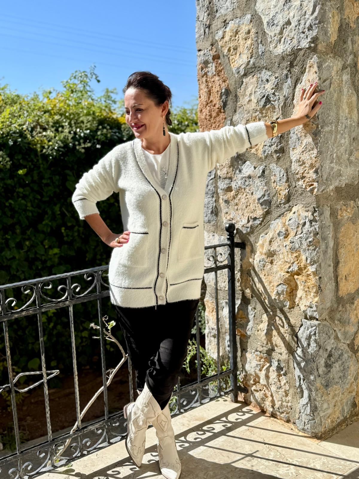 NC1067 Düğmeli İşlemeli Yün Hırka Ekru