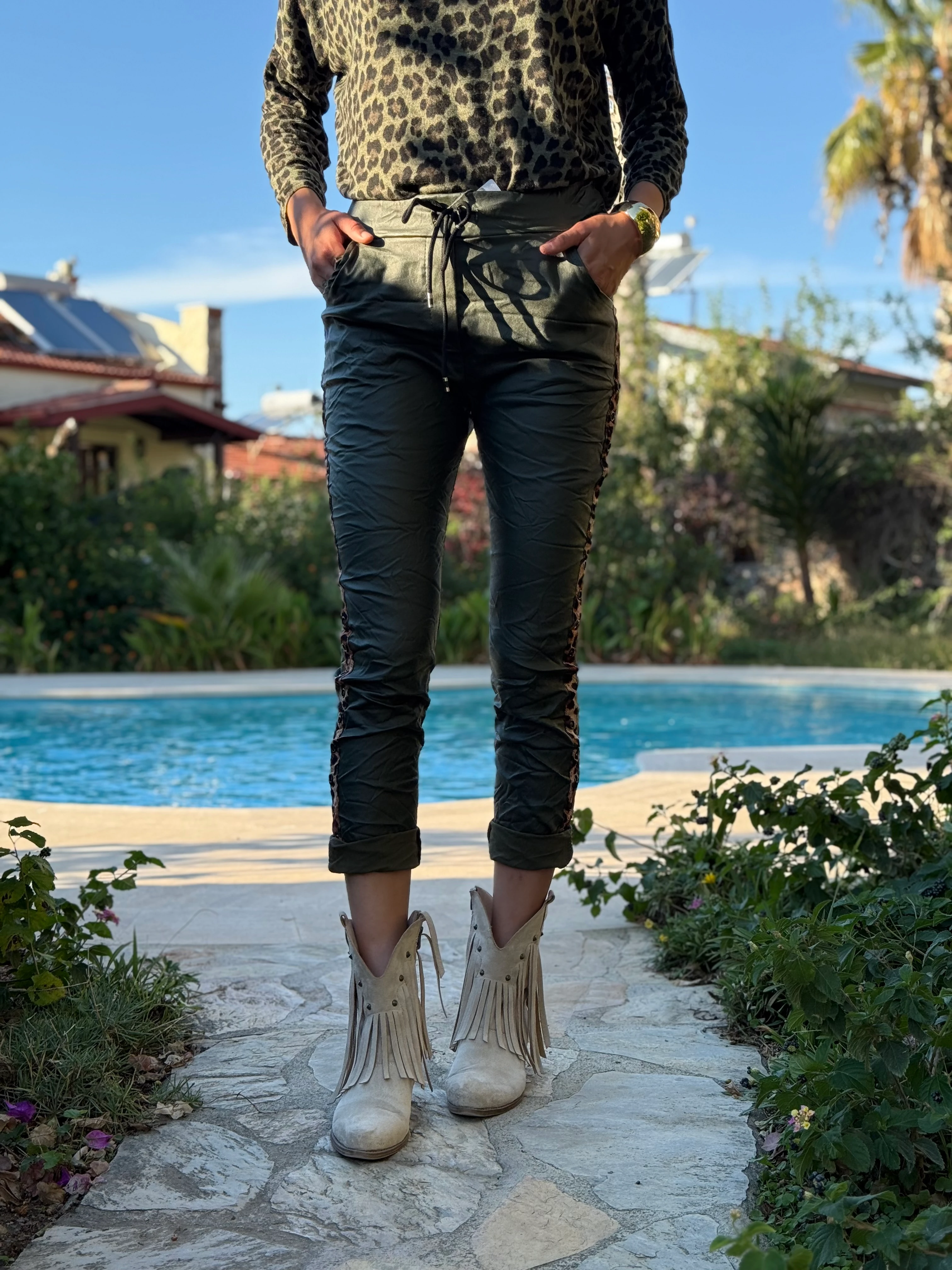 NC21970 İtalyan Yanlar Leopar Detay Zımbalı Deri Pantolon Haki