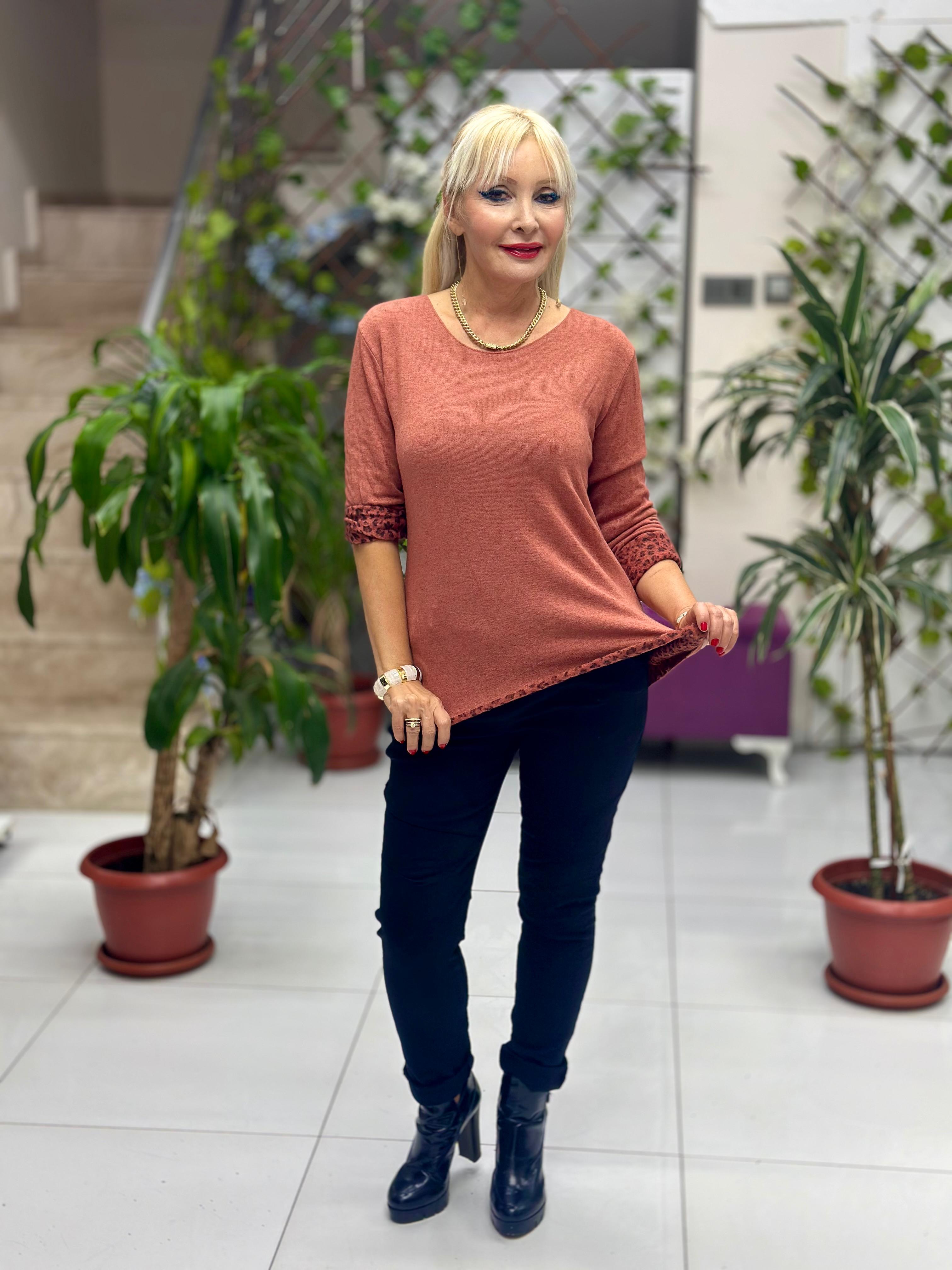 NC1202 İçi Leoparlı Yuvarlak Yaka Triko Küçük Kalıp Bluz Kiremit