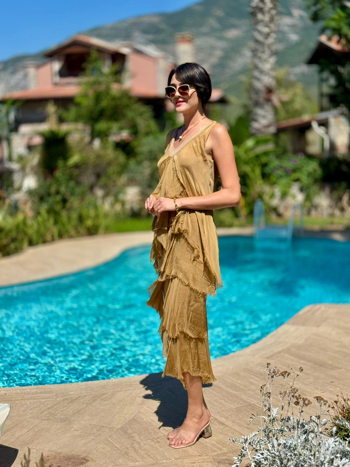 NC61460 İtalyan Askılı Yaka Pullu Fırfırlı İpek Elbise Camel