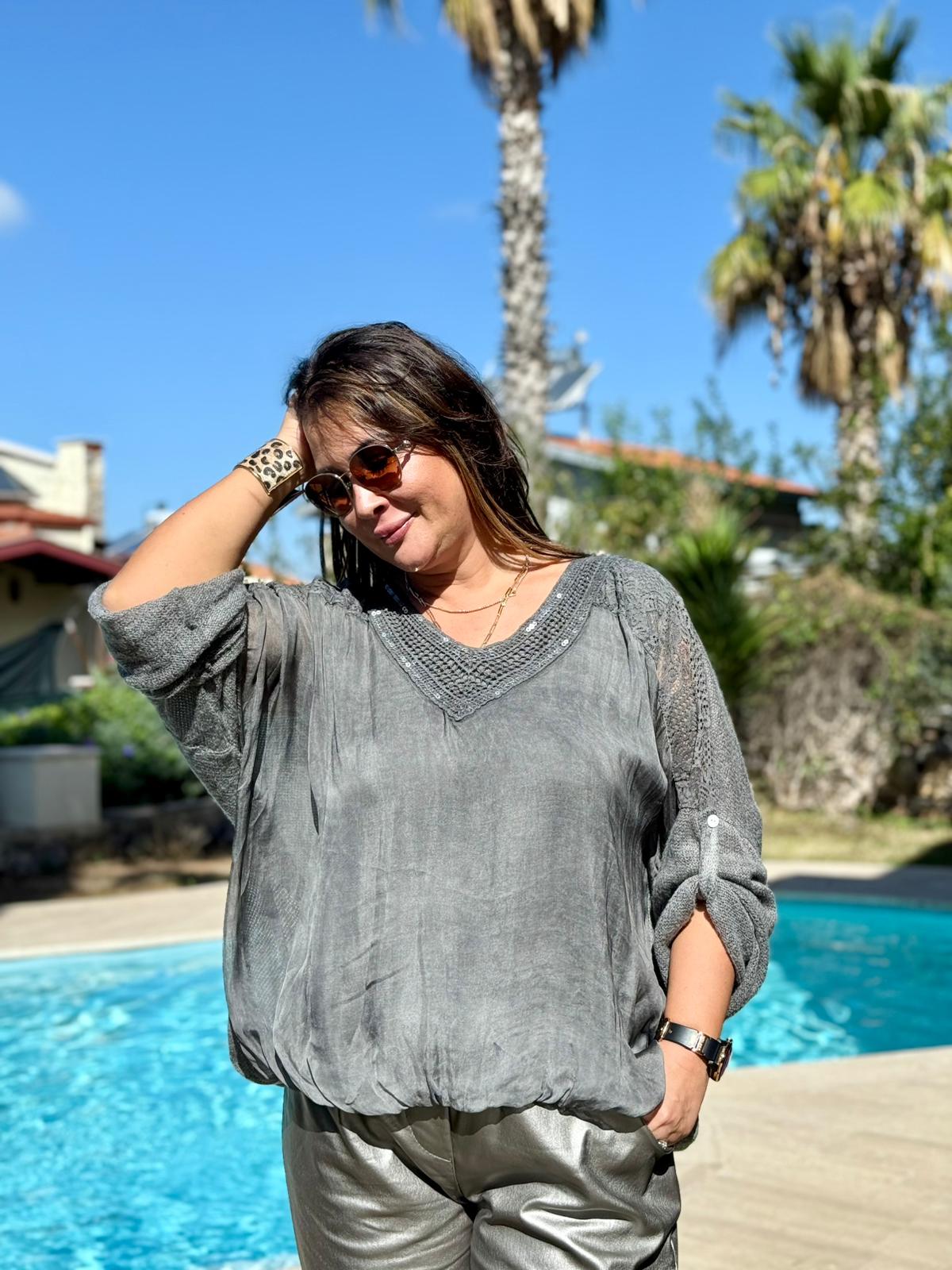 NC1889 Sırt ve Omuz Dantelli İpek Triko İtalyan Bluz Füme