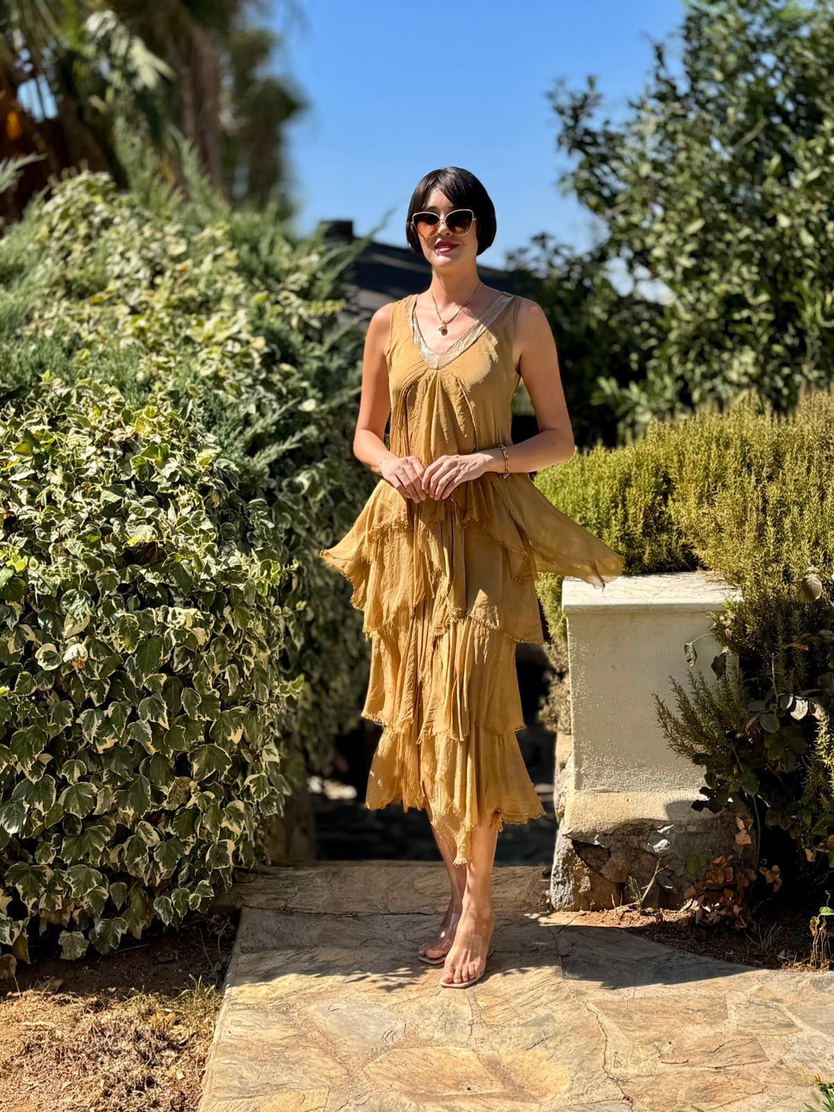 NC61460 İtalyan Askılı Yaka Pullu Fırfırlı İpek Elbise Camel