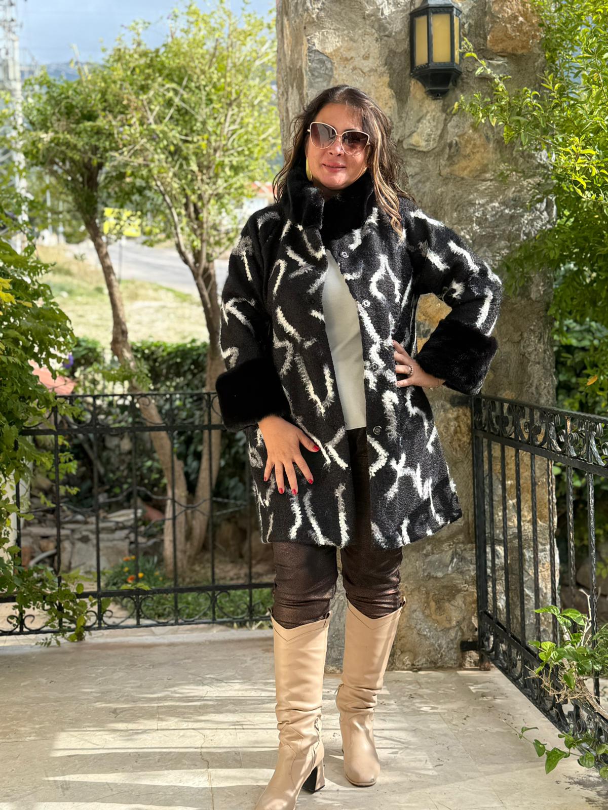 NC8100 Desenli Kürklü Düğmeli İtalyan Keçe Kaban Siyah