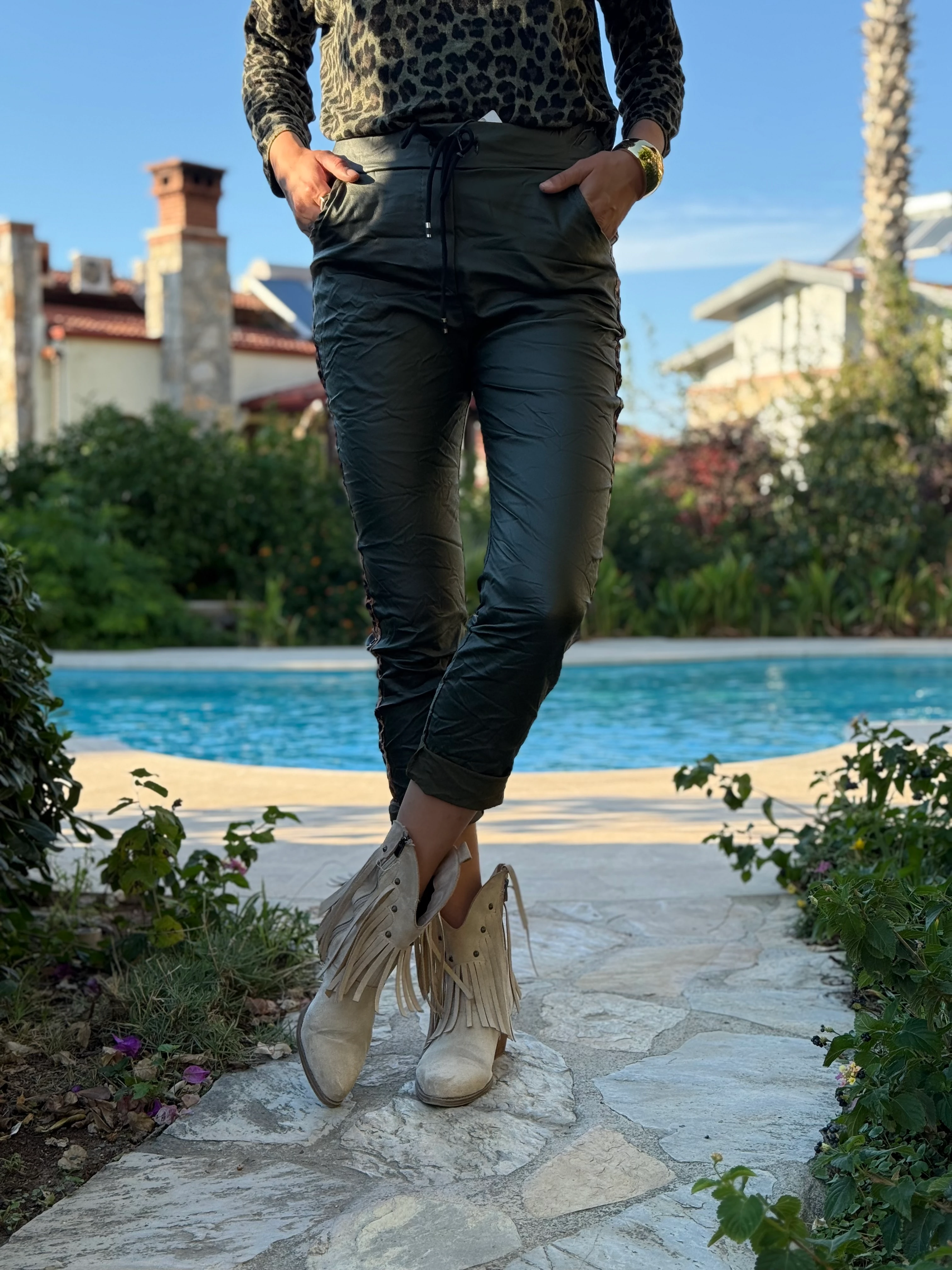 NC21970 İtalyan Yanlar Leopar Detay Zımbalı Deri Pantolon Haki