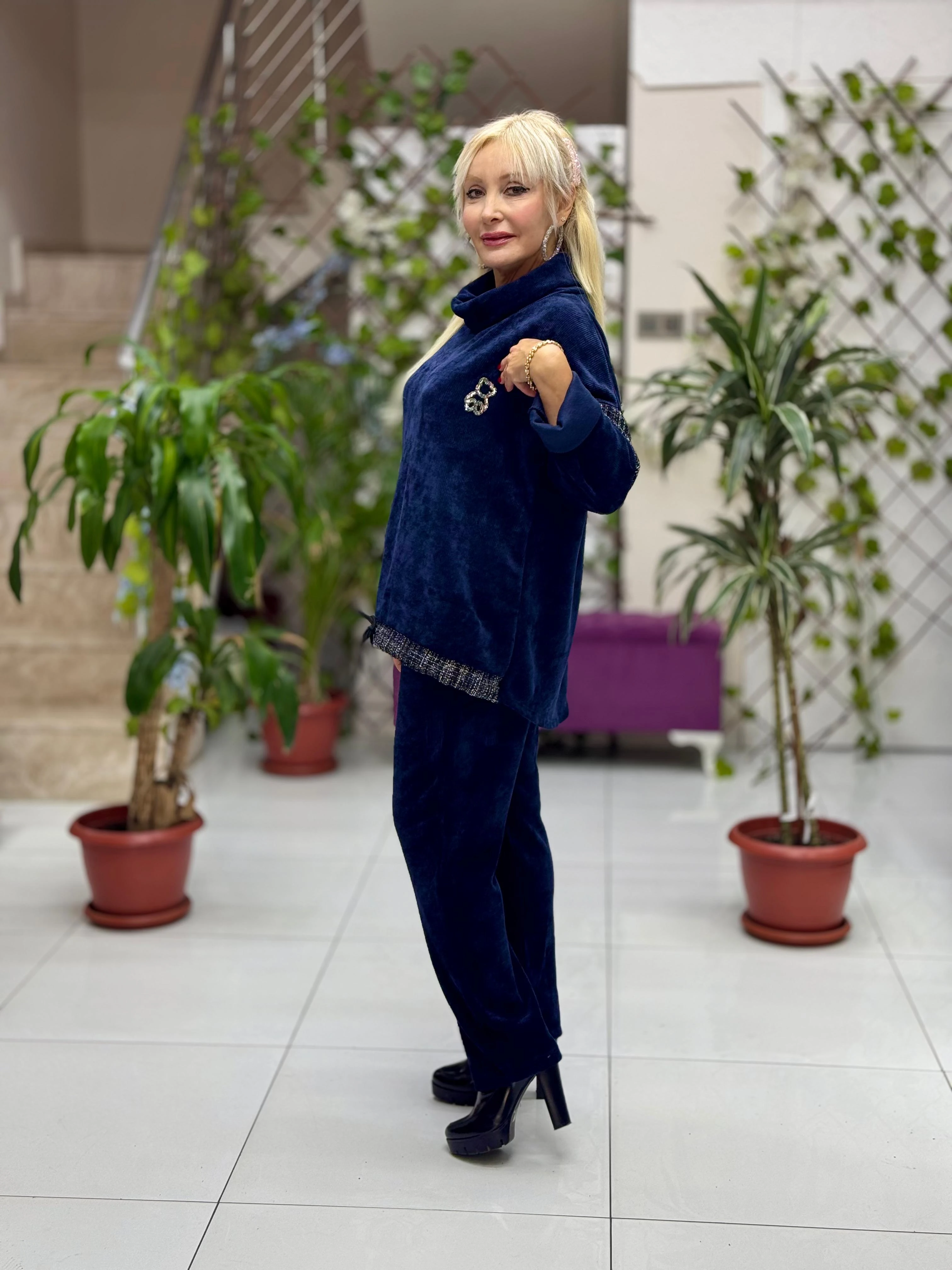 NC15517 Degaje Yaka Ayıcık Taşlı İtalyan Kadife Takım Lacivert