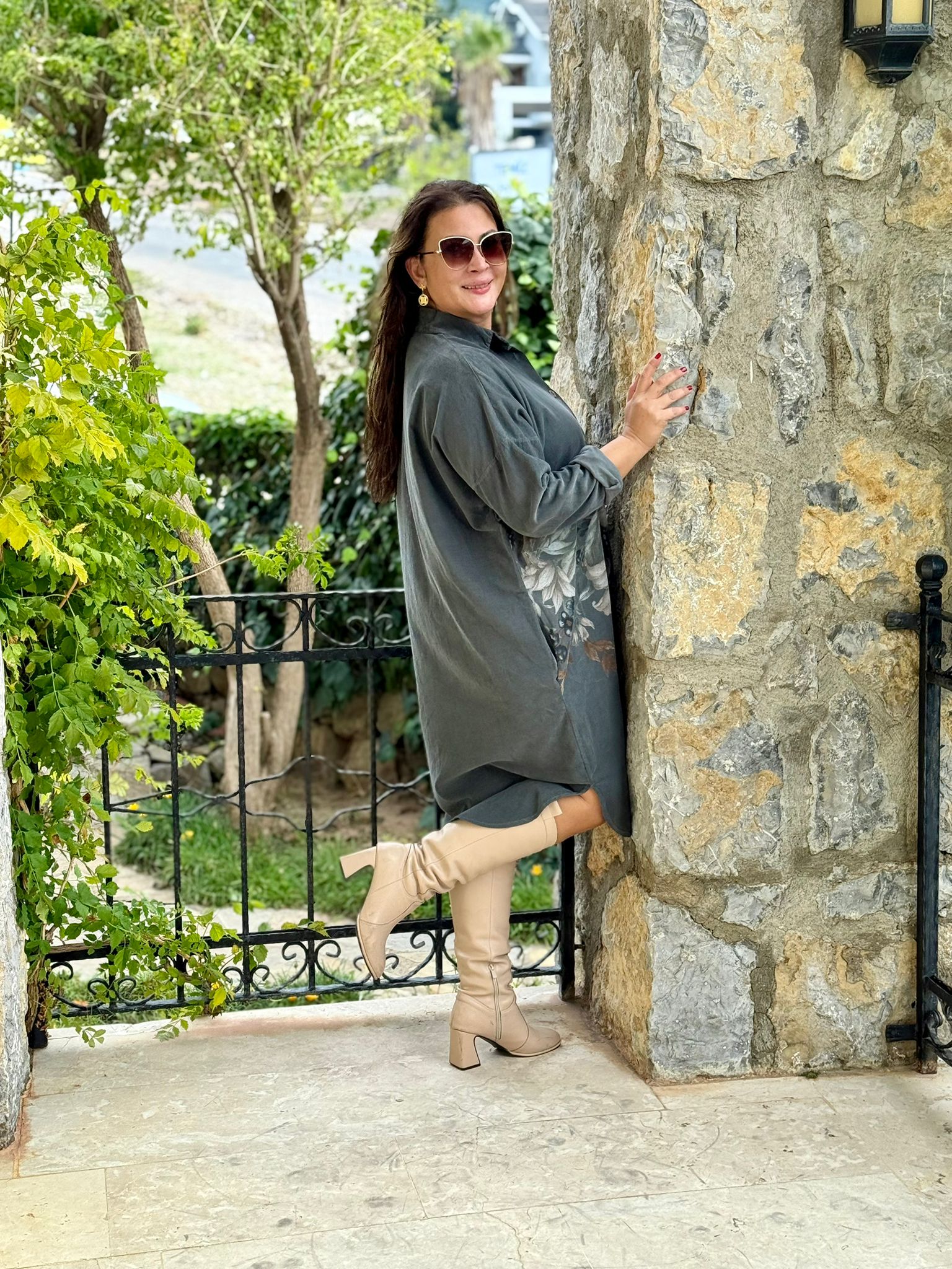 YG11410 Çiçek Baskılı Erkek Yaka  İtalyan Kadife Gömlek Elbise Füme