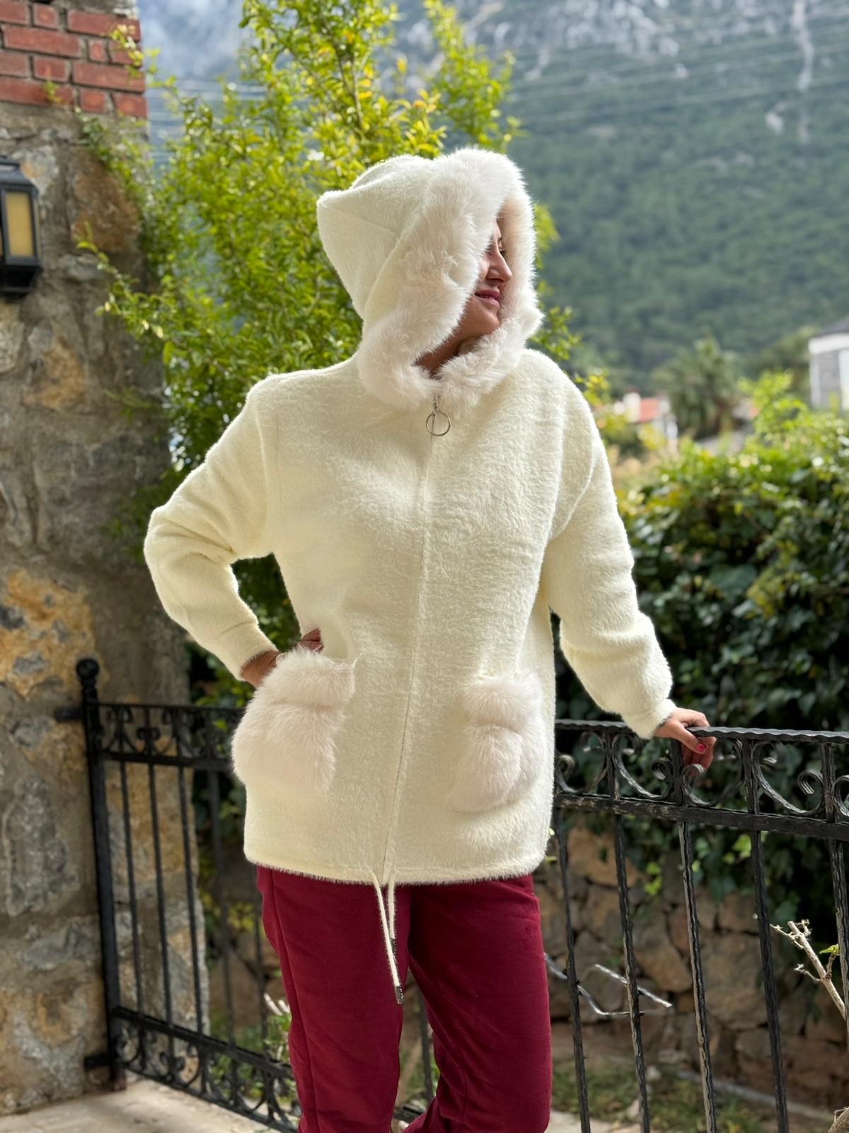 PT10665 Kapüşonlu Cebi Kürklü İtalyan Angora Kaban Ekru