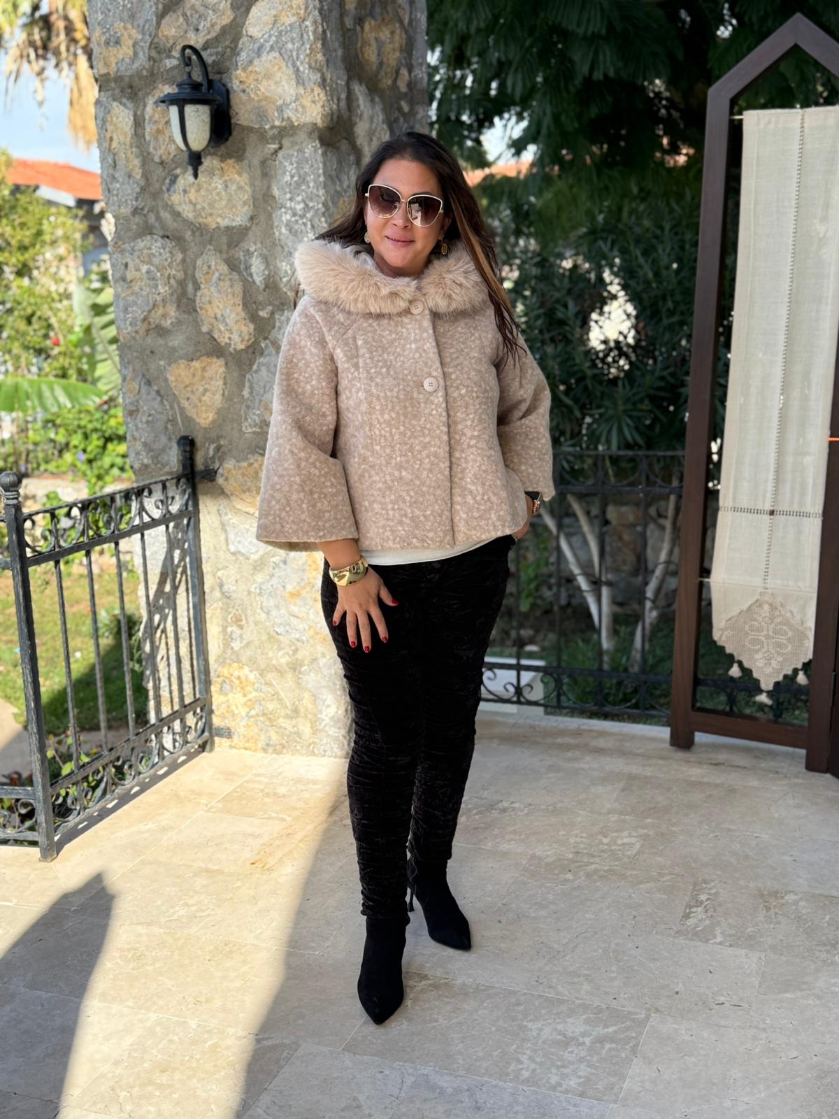 YG9190 Kürklü Düğmeli İtalyan Keçe Panço Ceket Krem