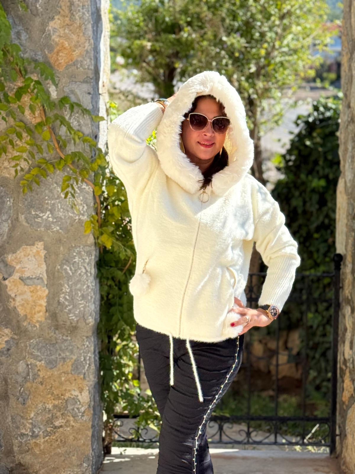 PT10670 Kapüşonlu Cebi Fermuarlı Ponponlu İtalyan Angora Kaban Beyaz