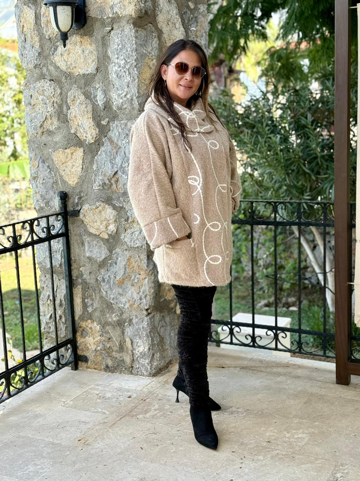 YG89052 Degaje Yaka Üstten Kapamalı Cepli Keçe Kaban Bej