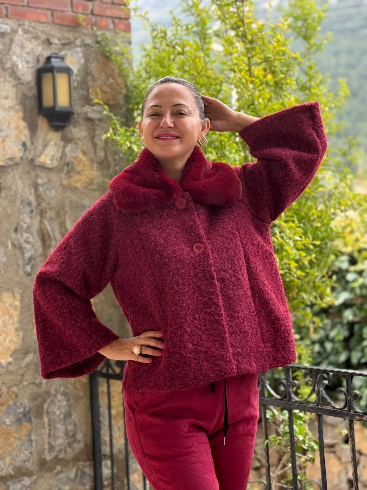 NC8113 Yakası Kürklü Düğmeli İtalyan Kısa Keçe Ceket Vişne