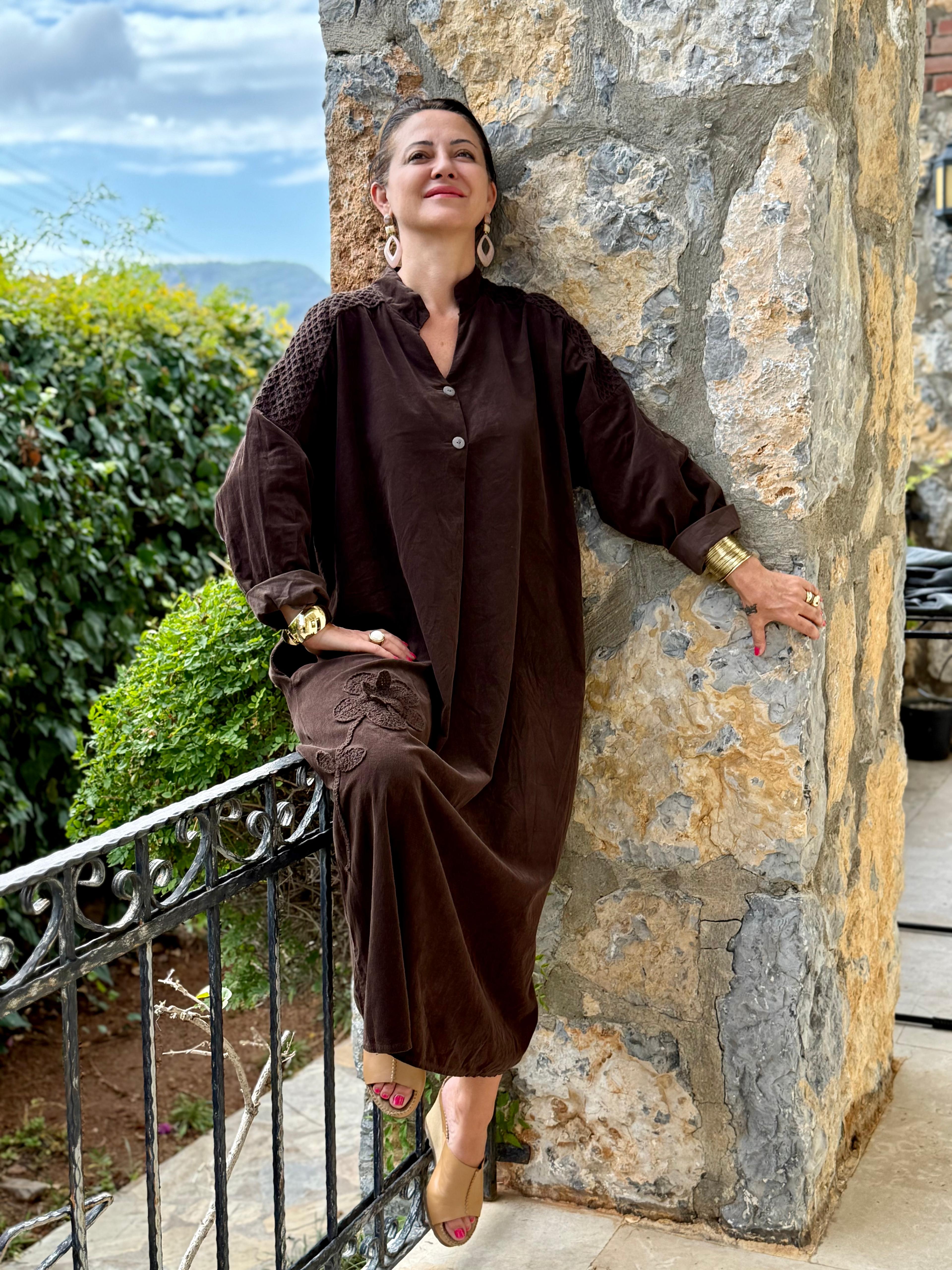 YG11383 Omuz Güpürlü Çiçekli İtalyan Kadife Elbise Kahverengi