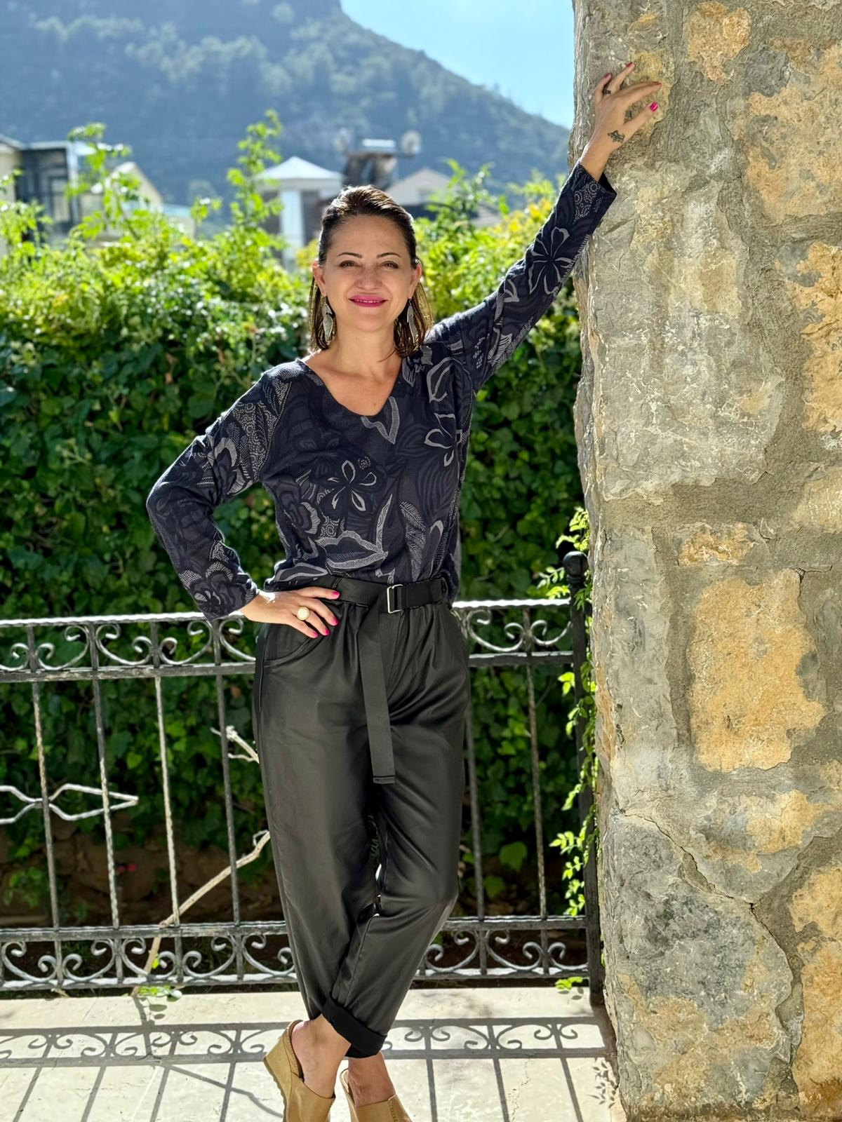 YG7036 Çiçek Desenli V Yaka İtalyan Triko Bluz Lacivert