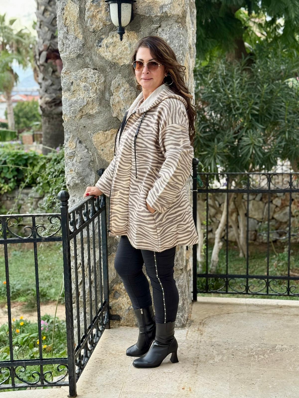 YG10926 Kapişonlu Fermuarlı Zebra Desen İtalyan Keçe Kaban