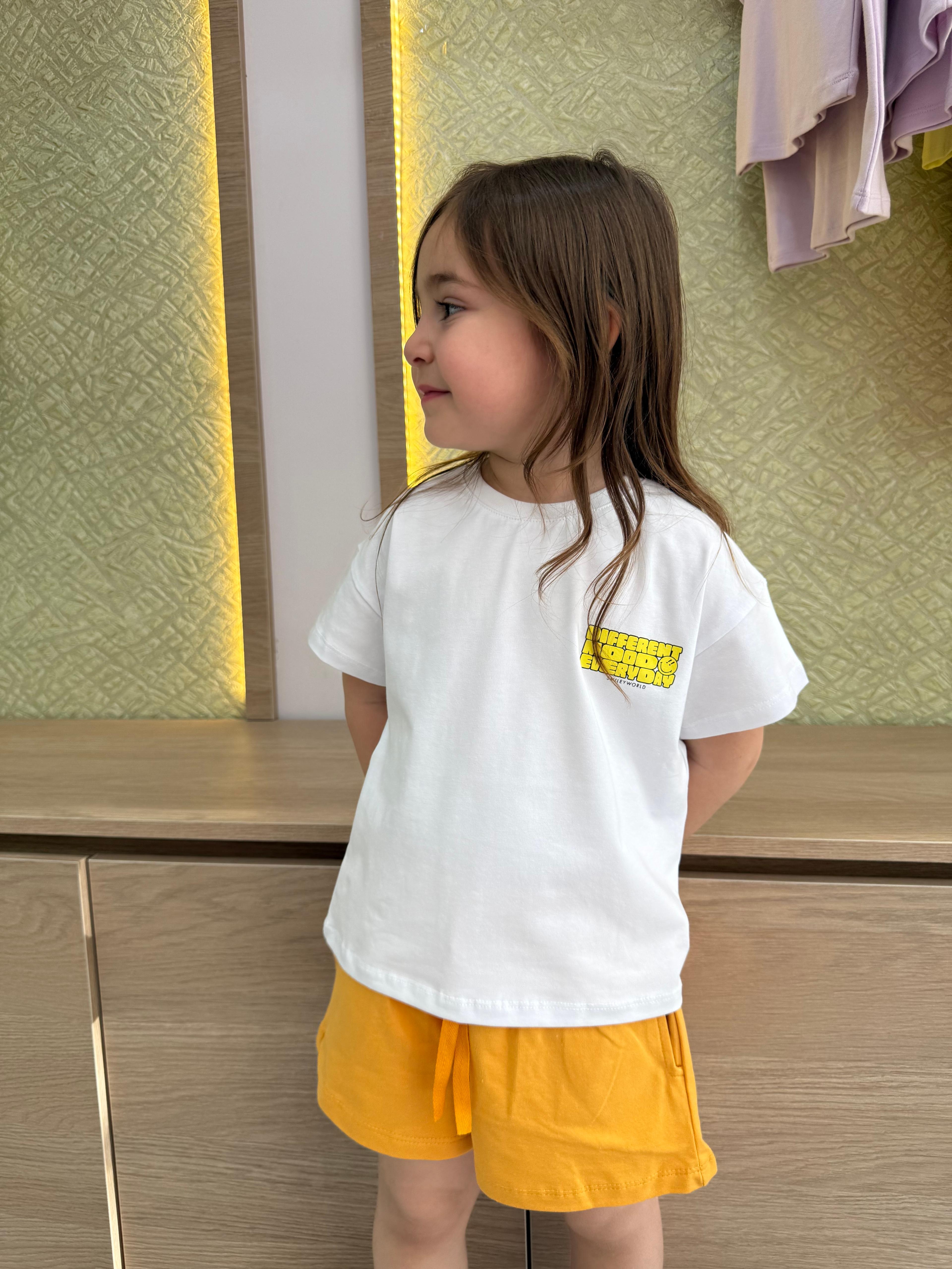 Ön ve Arka Gülen Yüz Baskılı Şortlu Kız Takım