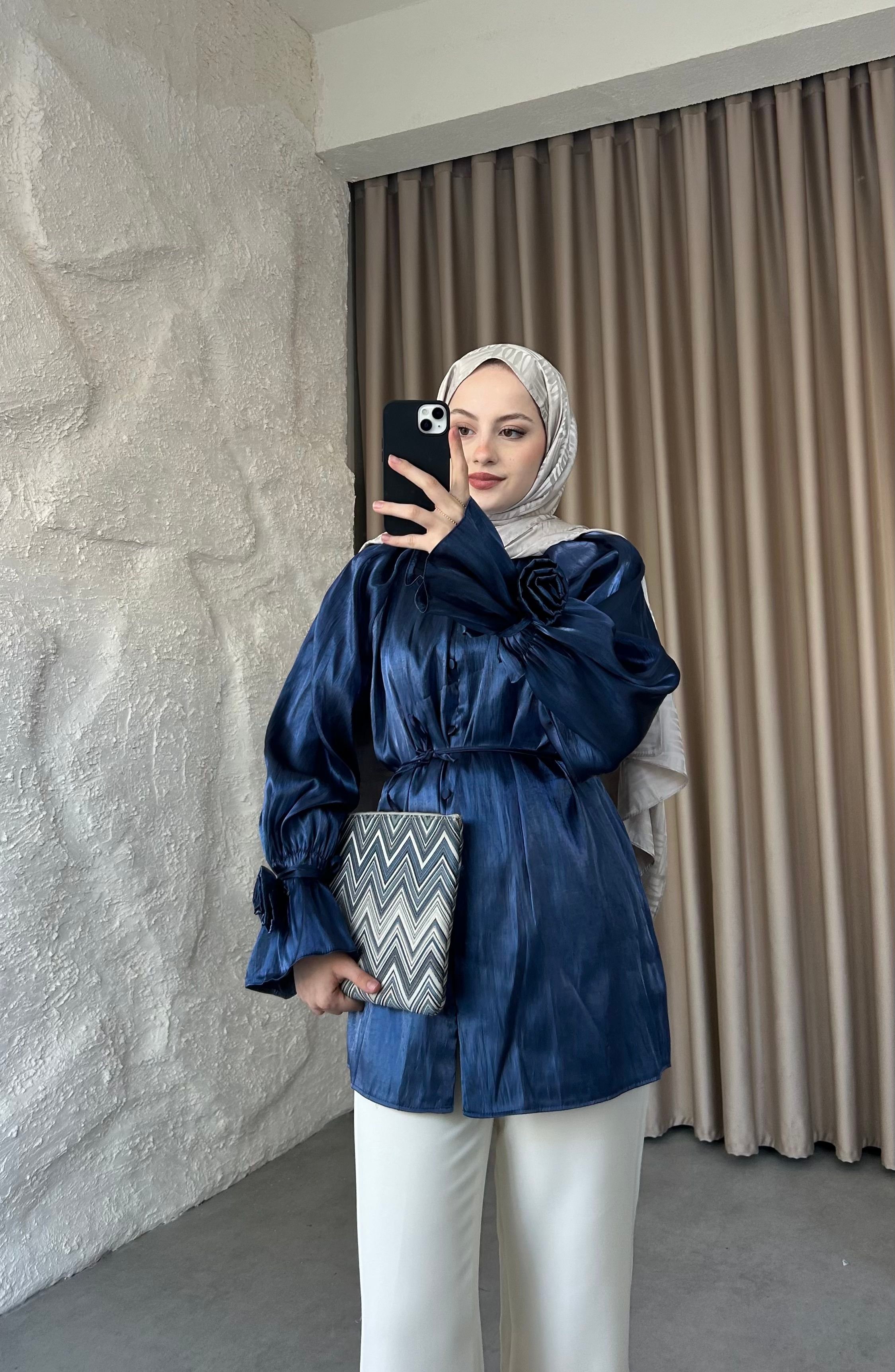Gül Detaylı Saten Gömlek - Lacivert