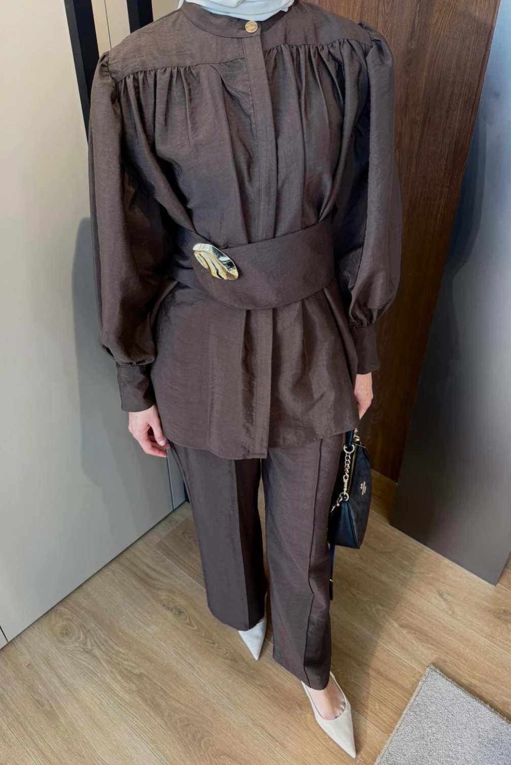 Cupra Broş Detaylı Pantolonlu Takım Kahve 