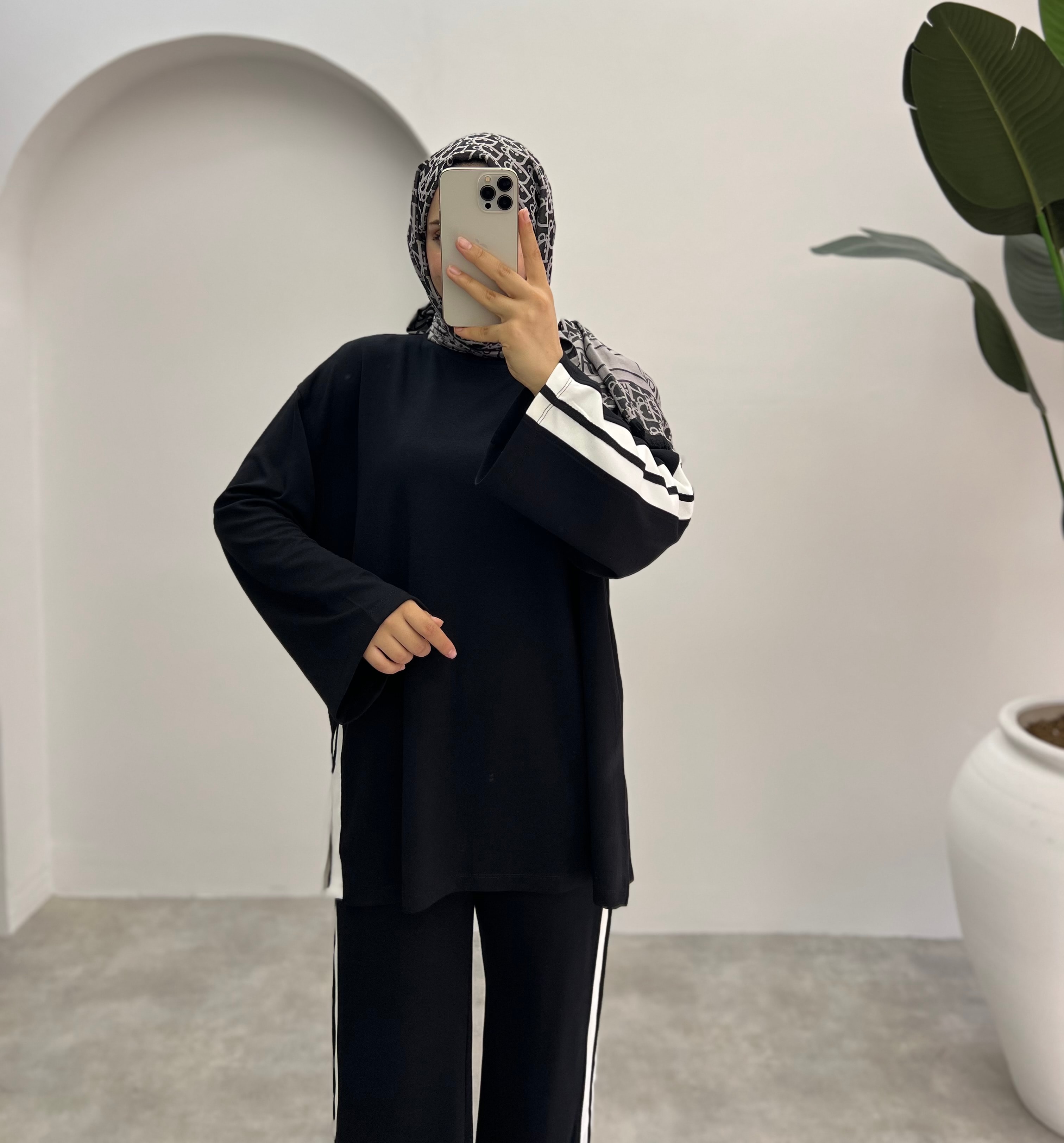 Şerit Detaylı Pantolonlu Takım Siyah