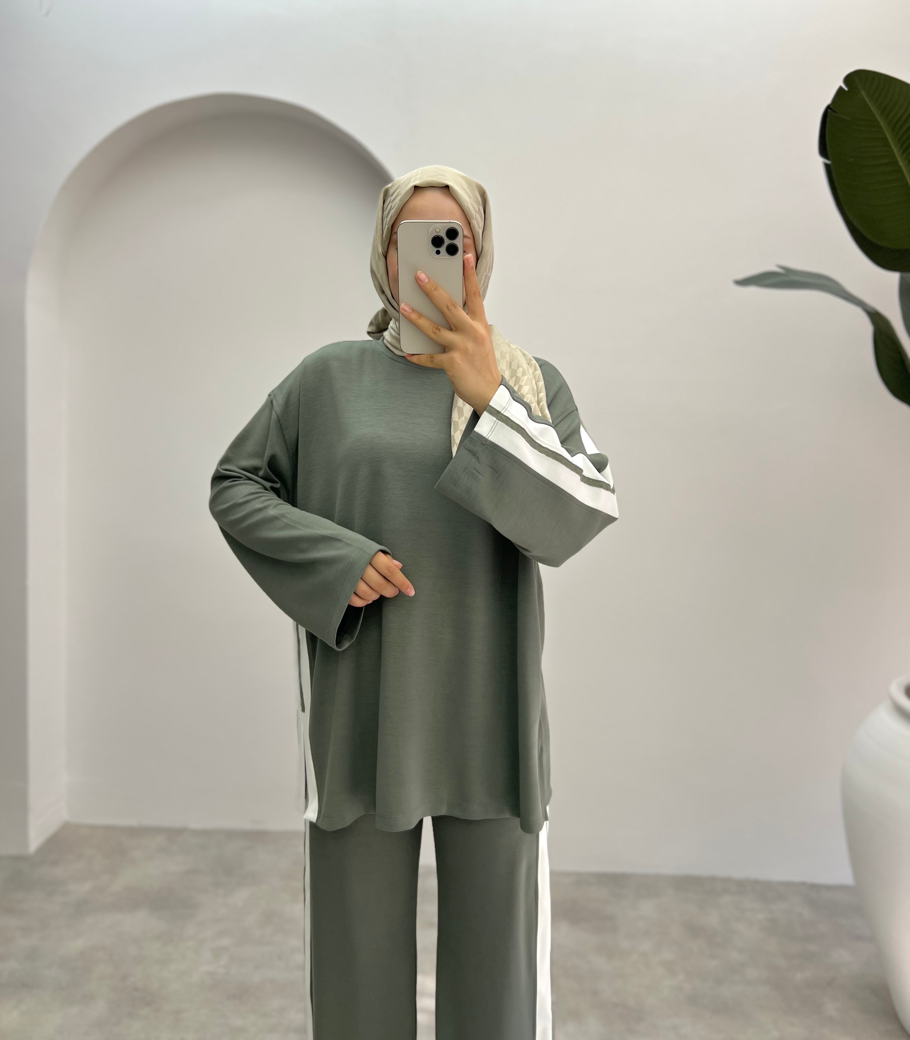 Şerit Detaylı Pantolonlu Takım Çağla