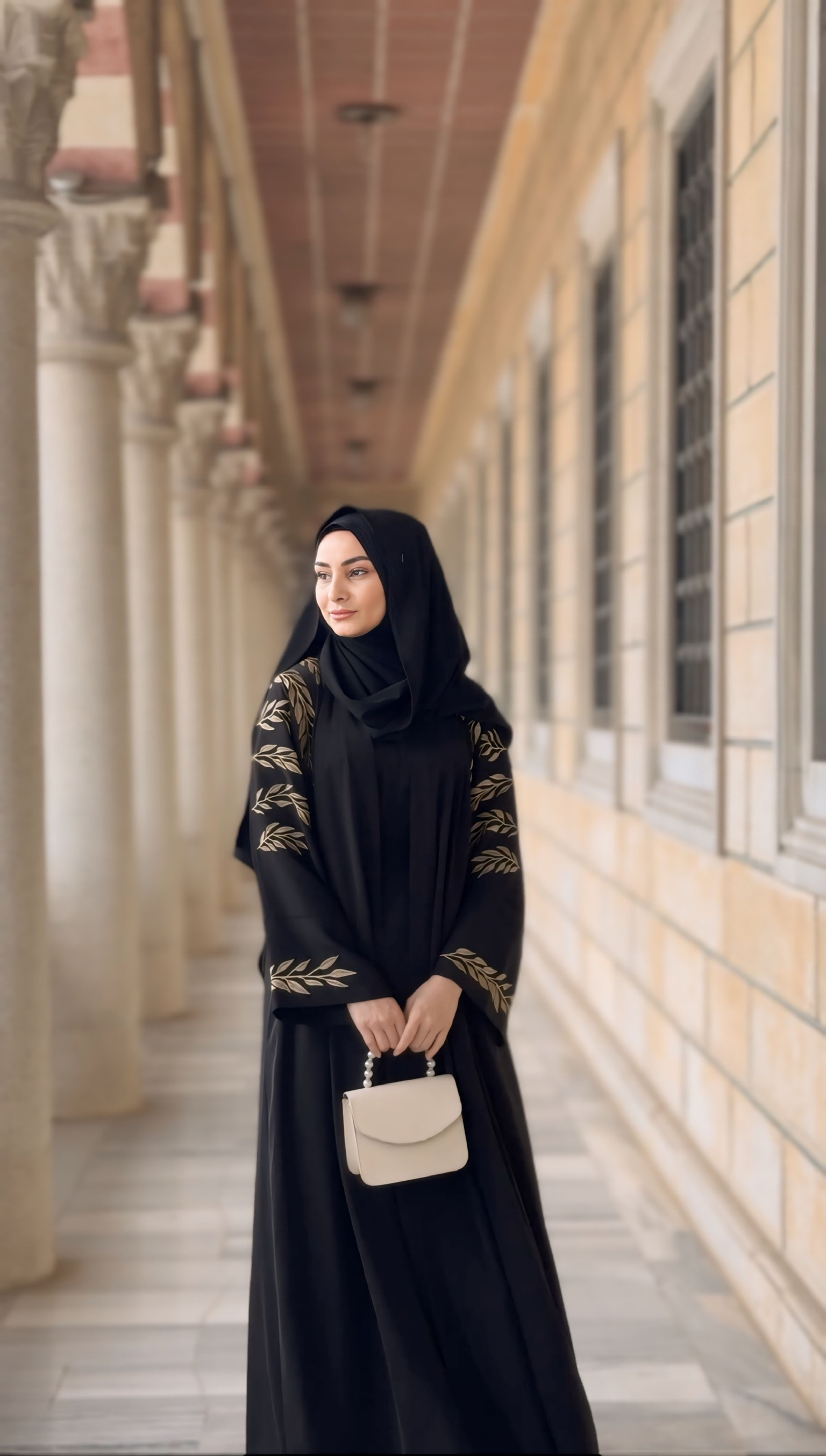 GOLD NAKIŞLI ABAYA SİYAH