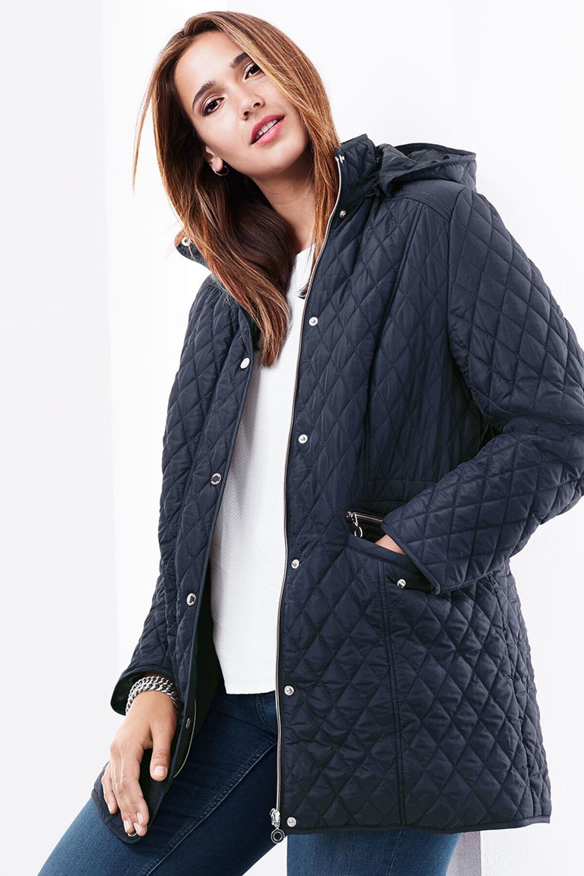 Kapitone Mont, Lacivert